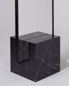 Miroir sur pied en marbre noir et acier noir Dark Spring Coexist Slash Objects