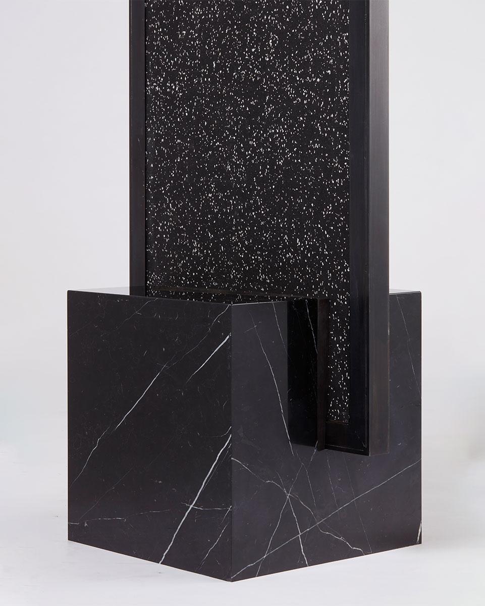 Américain Miroir sur pied en marbre noir et acier noir Dark Spring Coexist Slash Objects en vente