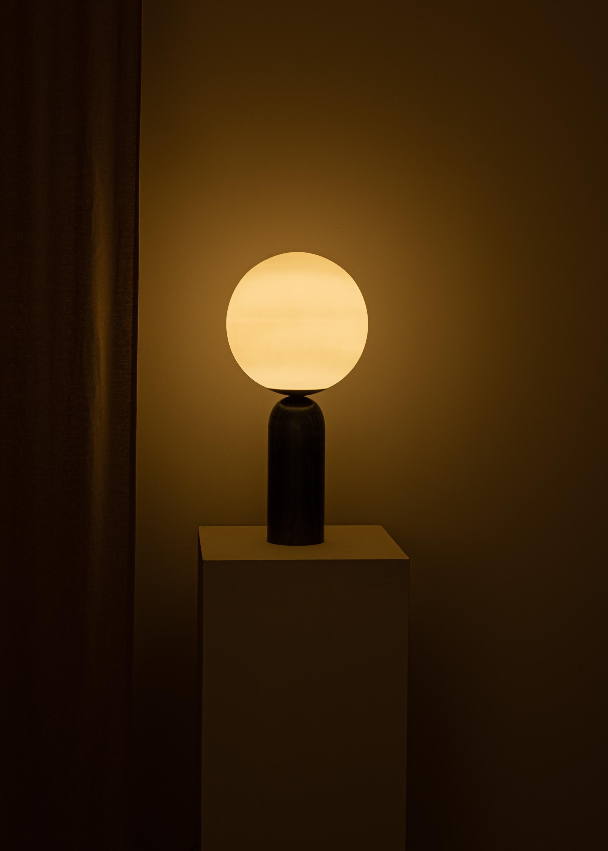 Postmoderne Lampe de table Atlas en marbre noir et laiton par A Simon & Marcel en vente