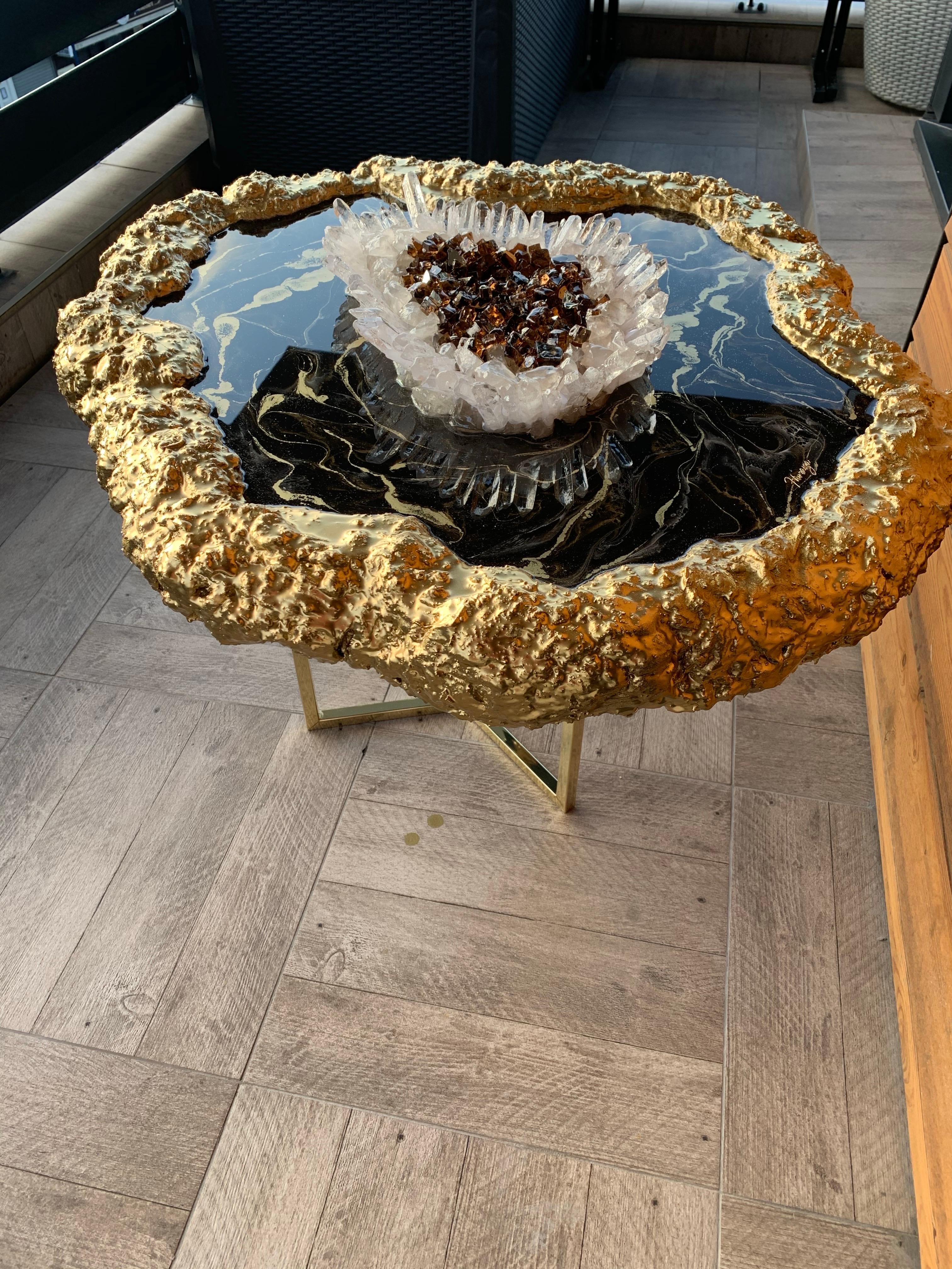 Black marble and geode resin table with natural quartz In New Condition For Sale In GAGNY, FR