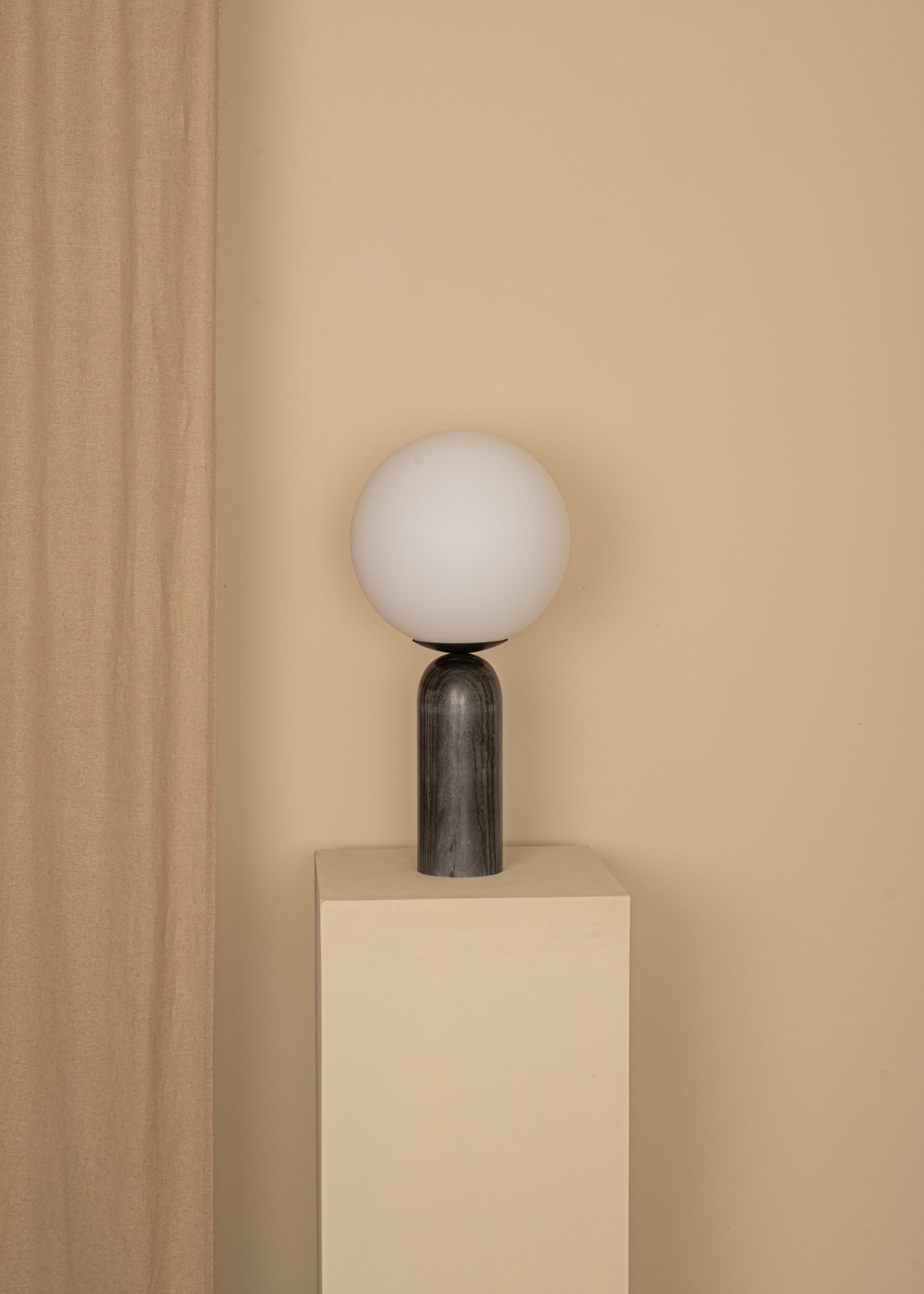 Lampe de table Atlas en marbre noir et acier par Simone & Marcel