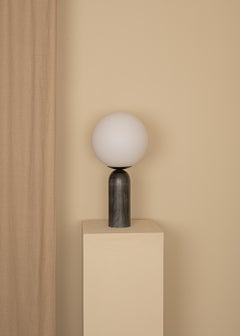 Lampe de table Atlas en marbre noir et acier par Simone & Marcel