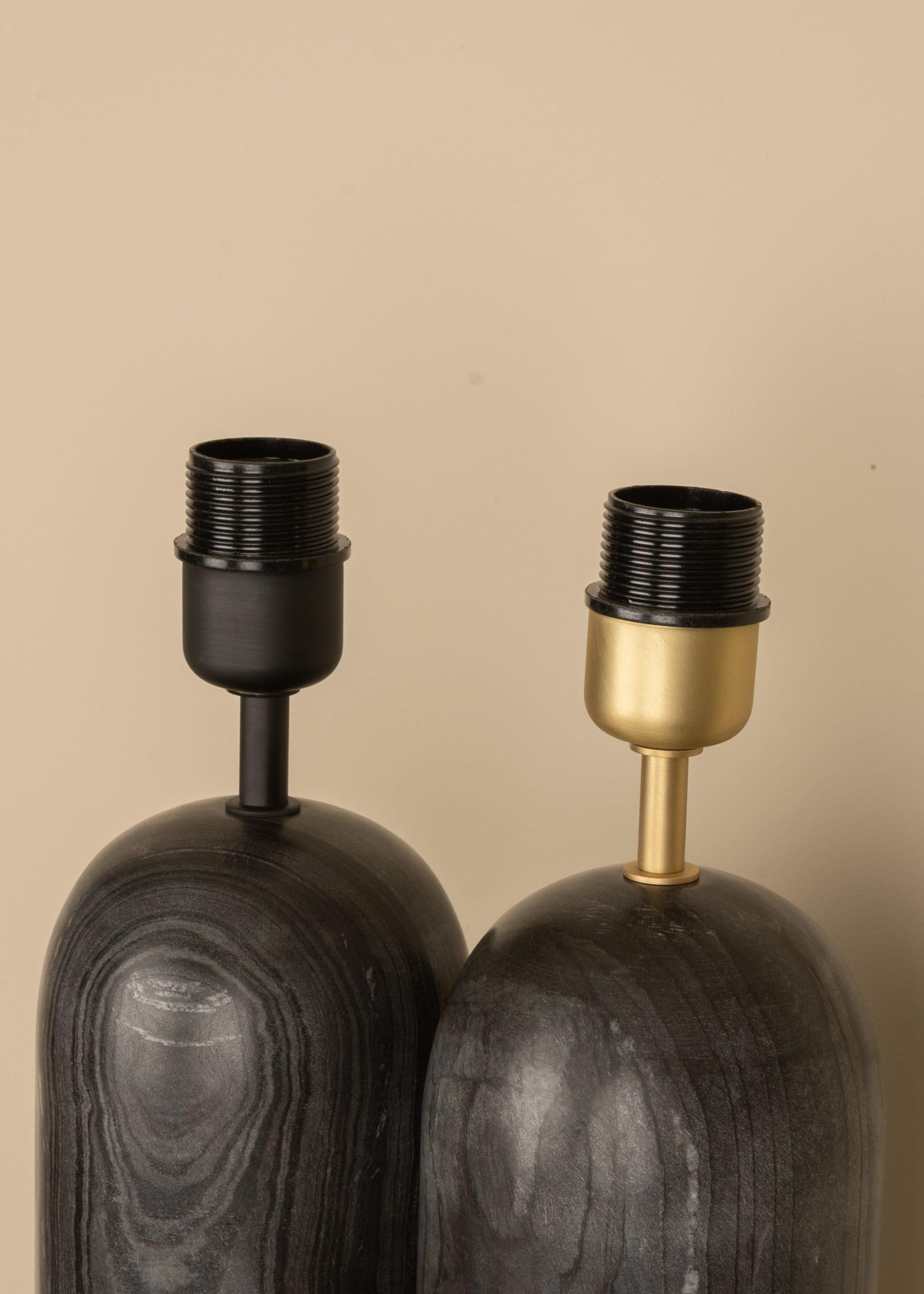Lámpara de mesa doble Pura Kelo de mármol negro y base de nogal by Simone & Marcel en Nuevo estado para la venta en Geneve, CH