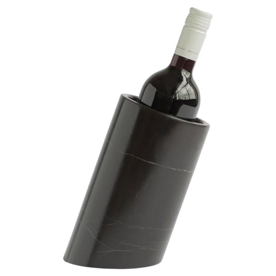 Gewinkelter Weinkühler aus schwarzem Marmor – Less Vein