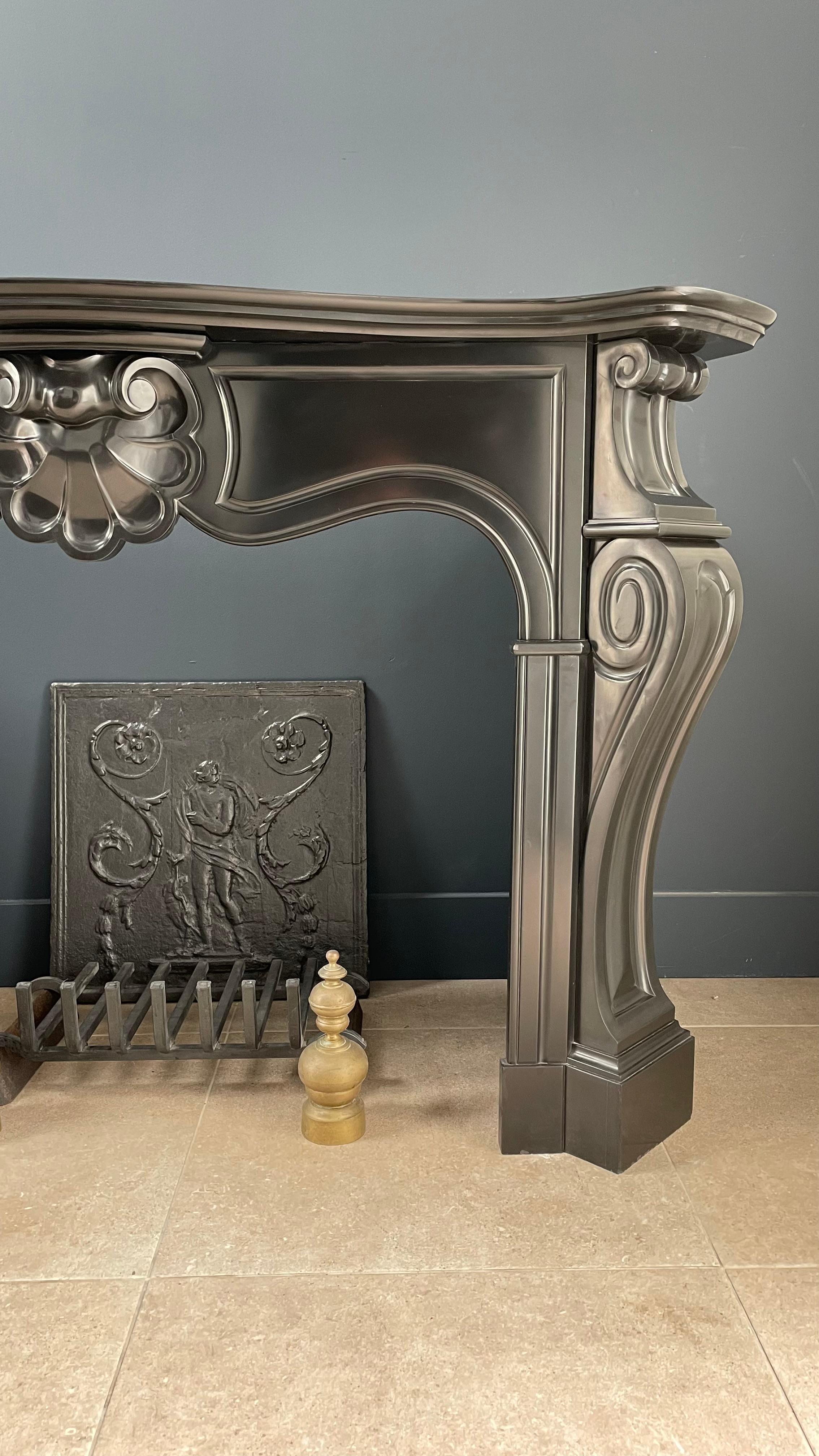 Sculpté à la main Cheminée circulaire antique en marbre noir Noir de Mazy en vente