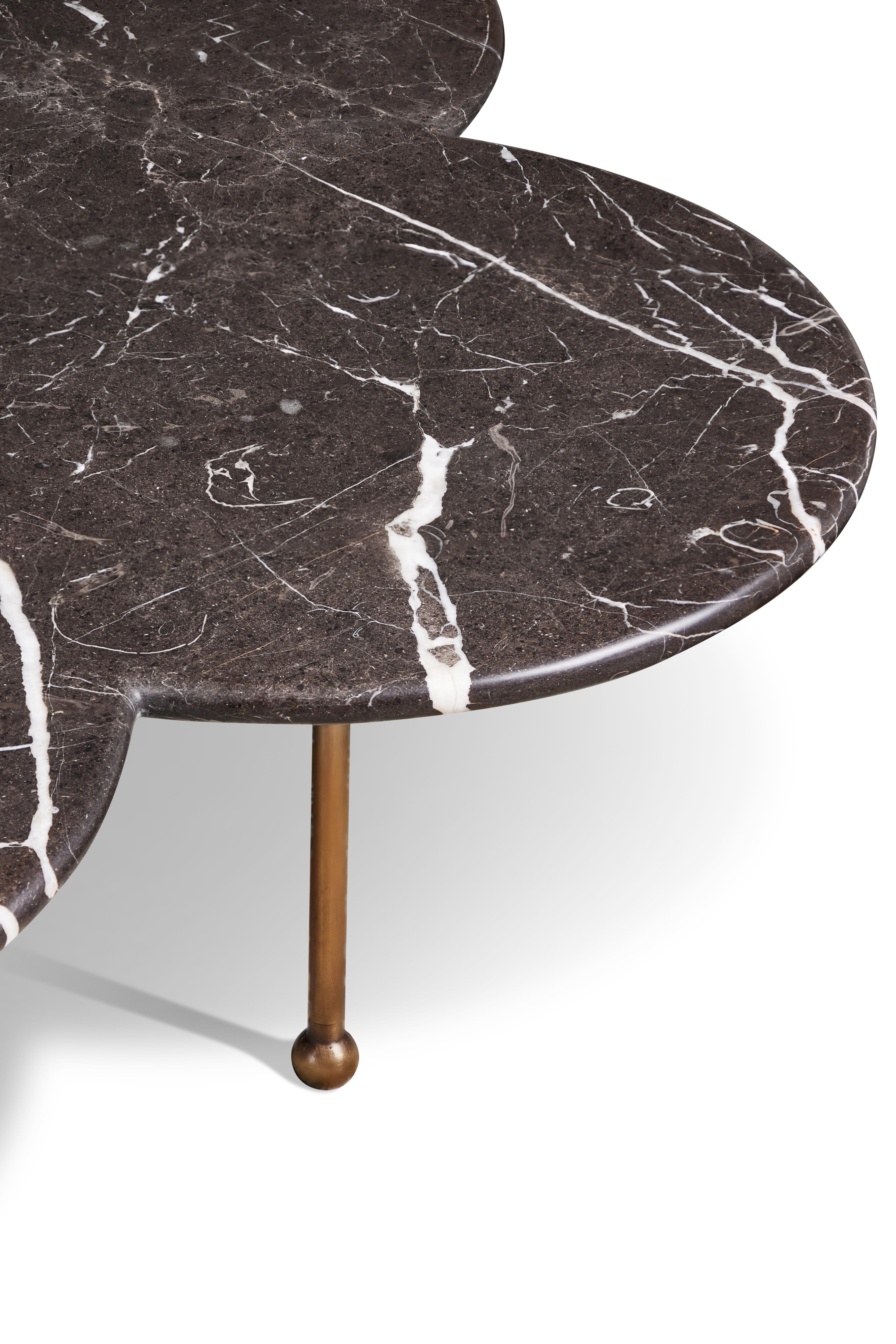Américain Table basse Archer en marbre Nero et laiton par August Abode en vente