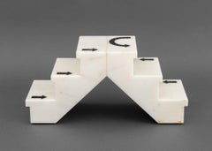 Gradini in alabastro bianco con intarsi a forma di Arrow in marmo nero