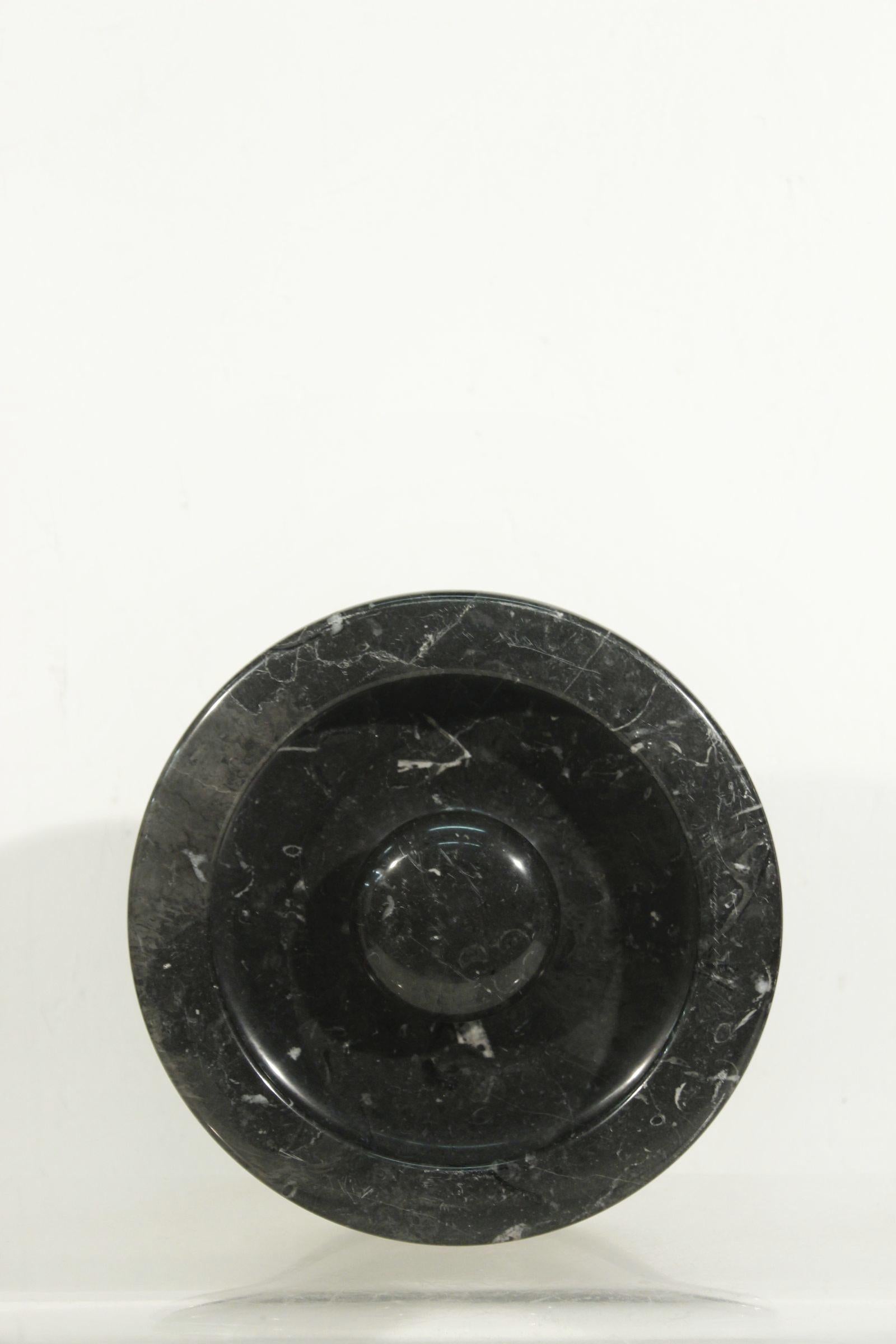 Beautiful and heavy (4.3 kgs) black marble ashtray designed by Angelo Mangiarotti in 1967, produced by Knoll International. 

In great vintage condition, barely showing any traces of use. 

