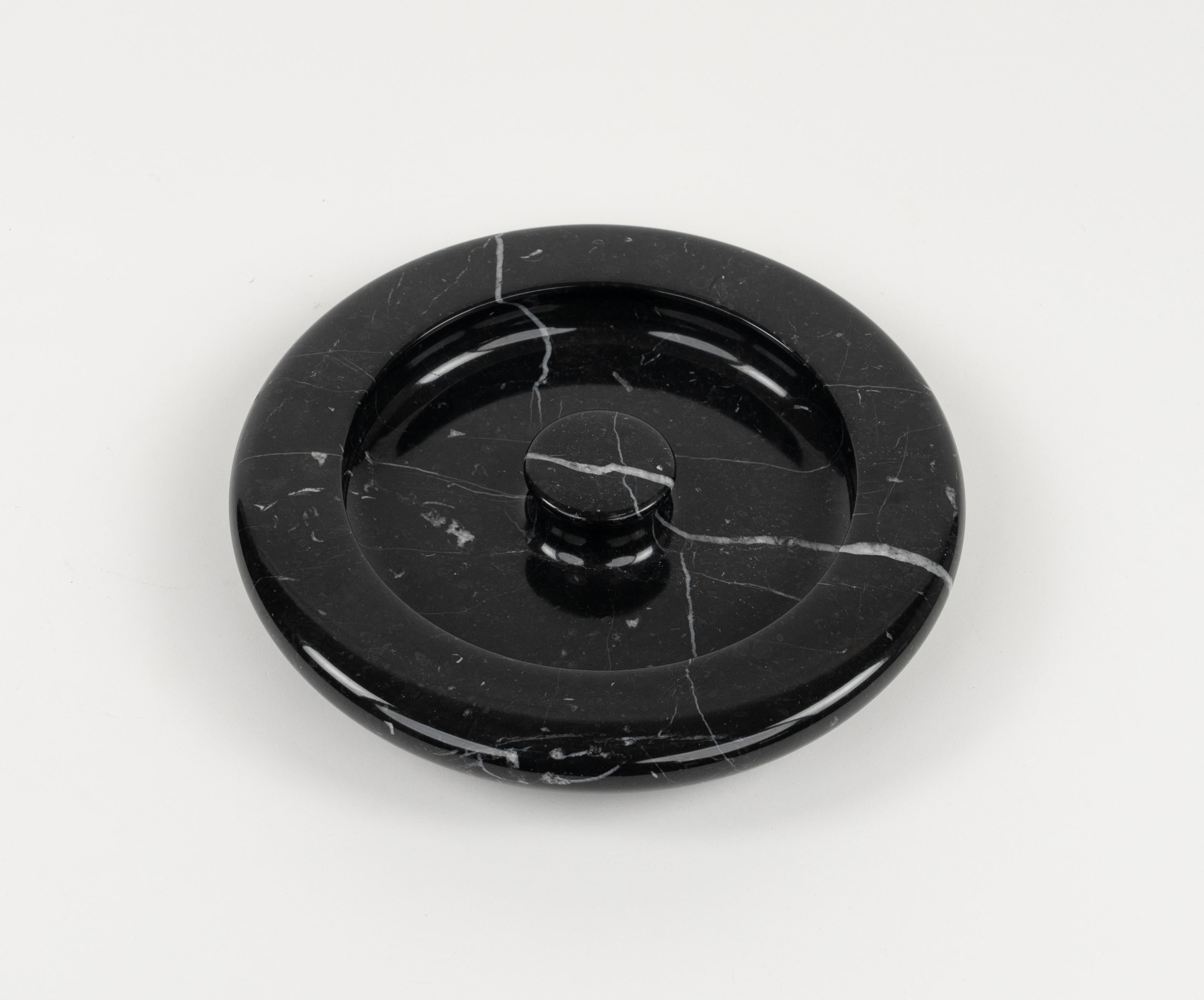 Midcentury amazing round black marble ashtray or vide-poche attributed to Angelo Mangiarotti for Knoll.

Made in Italy in the 1970s.

Perfect desk object or gift idea.

Total weight of 3.2 kg.
