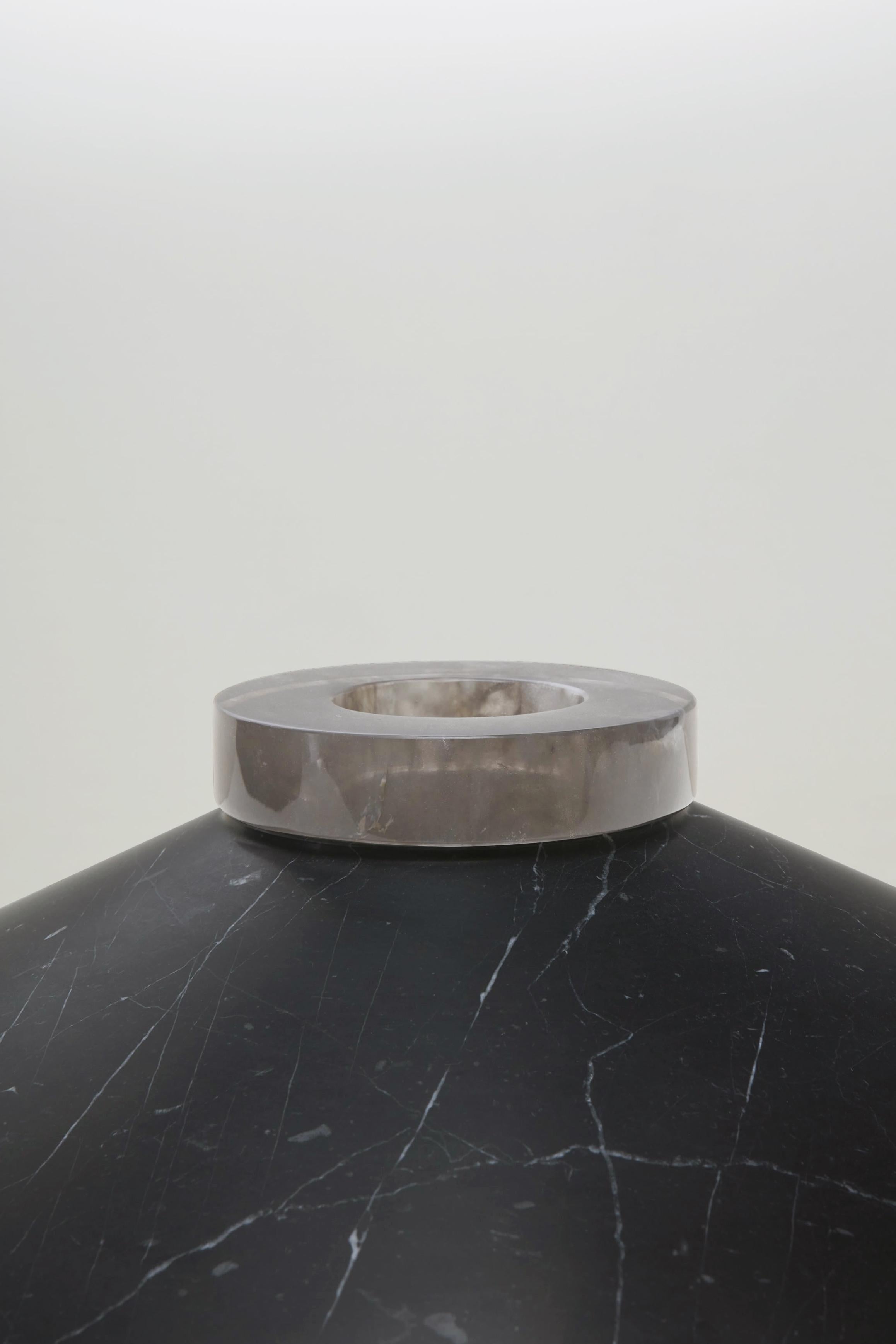 Moderne Vase en forme de bouteille en marbre noir avec accent en cristal de roche moka par Gilles Caffier en vente