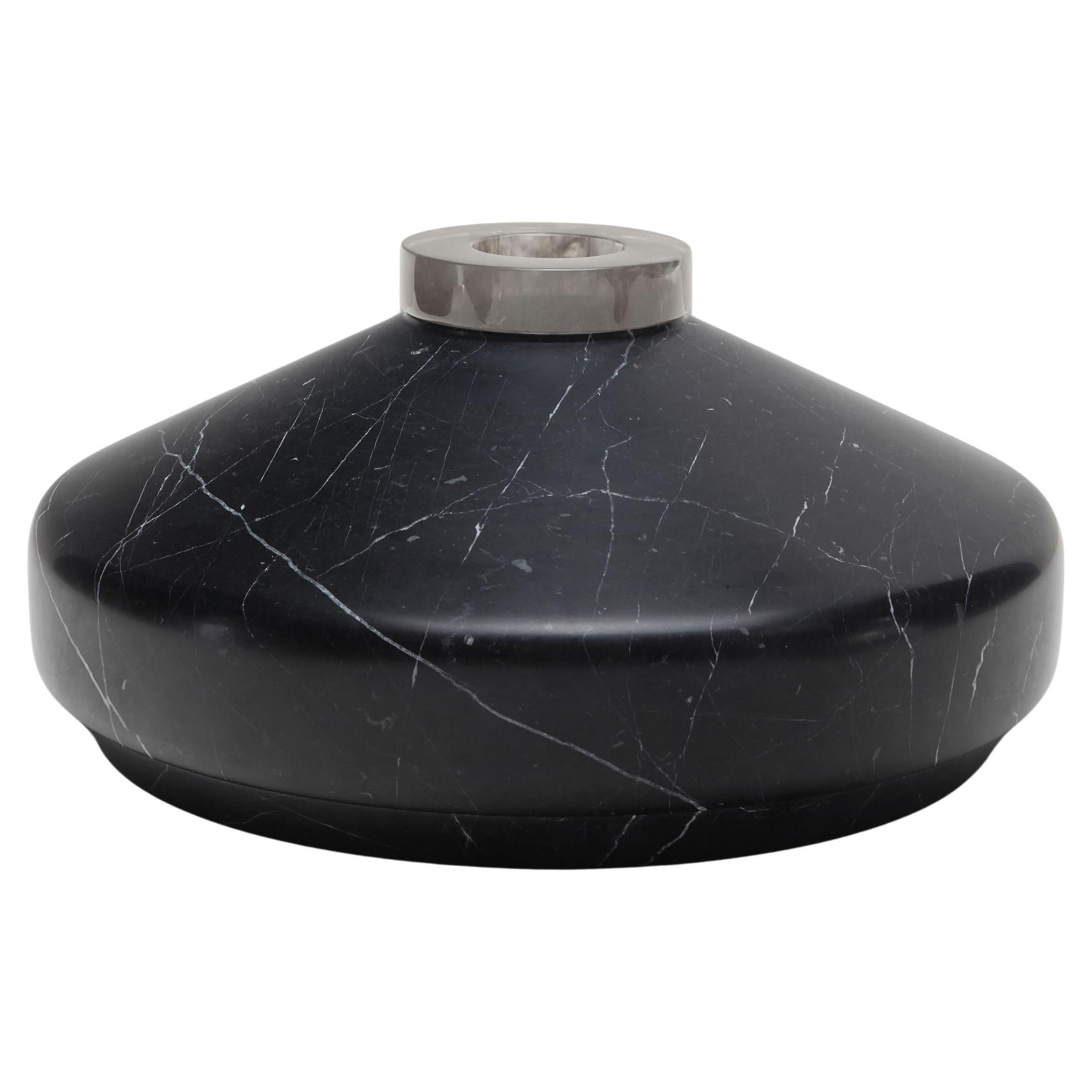 Vase en forme de bouteille en marbre noir avec accent en cristal de roche moka par Gilles Caffier