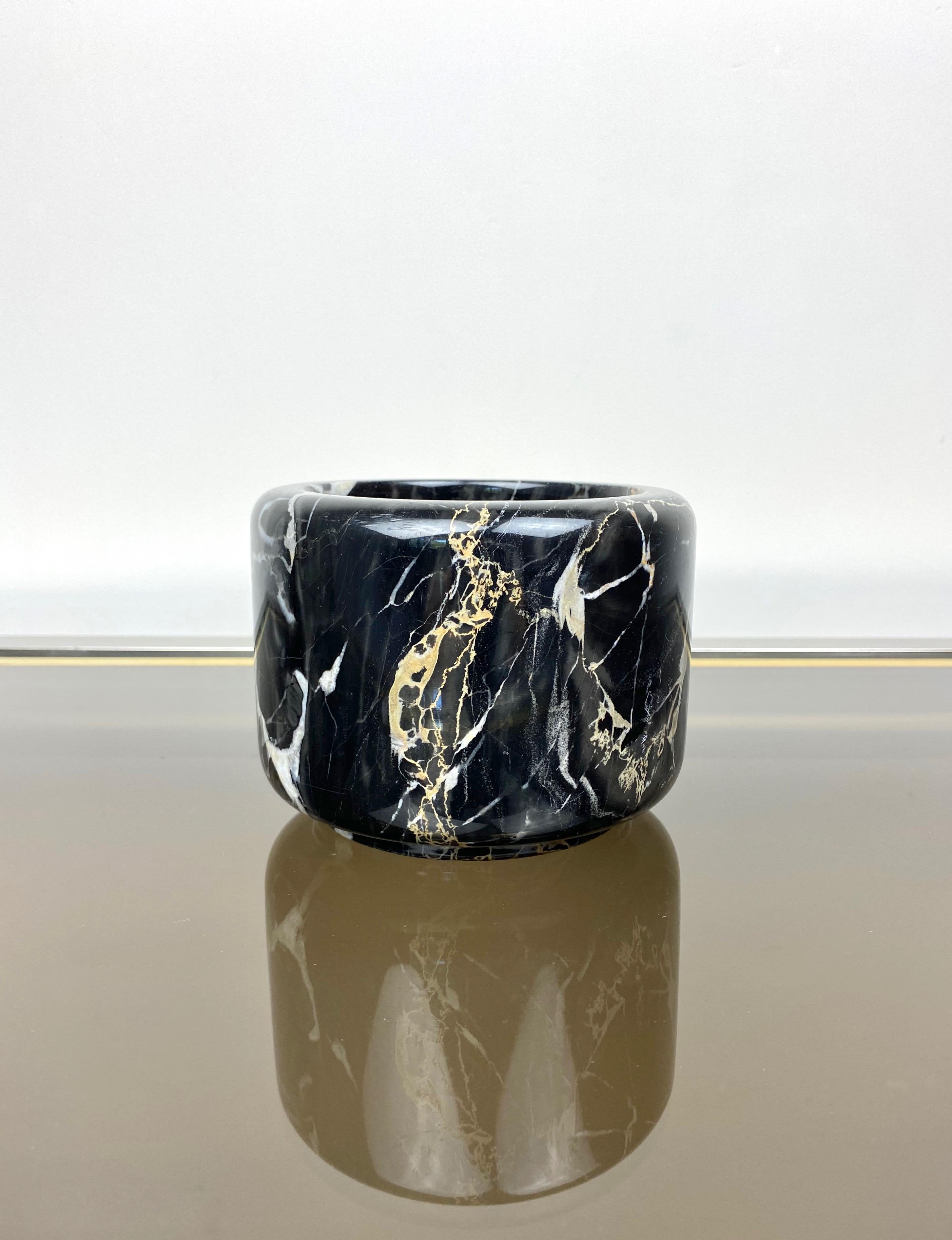 Bowl by the Italian designer Tulli Zuccheri in black marble with white veins. Made in Italy, 1980s.