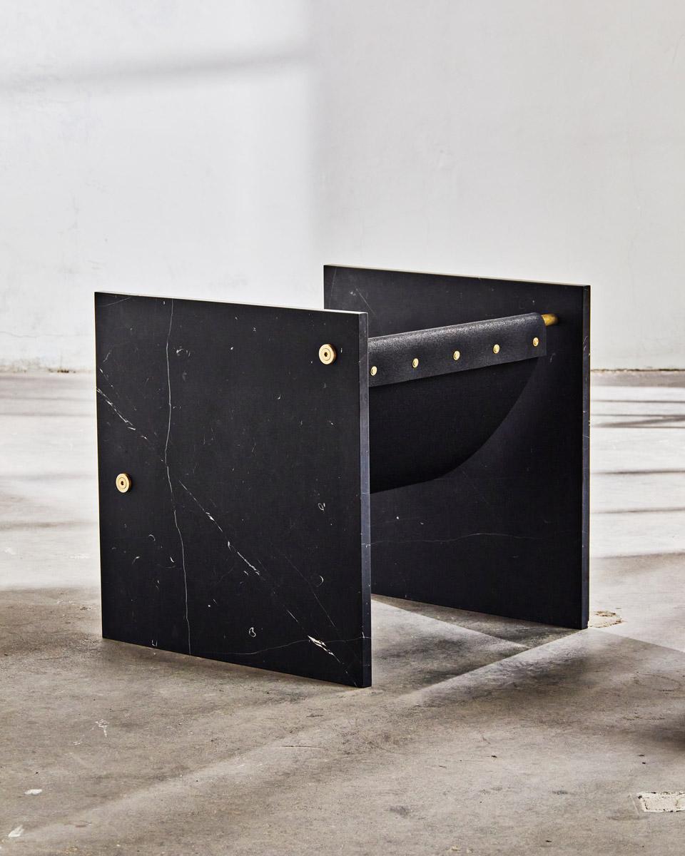 Américain Chaise en marbre noir, laiton et caoutchouc recyclé par Slash Objects en vente