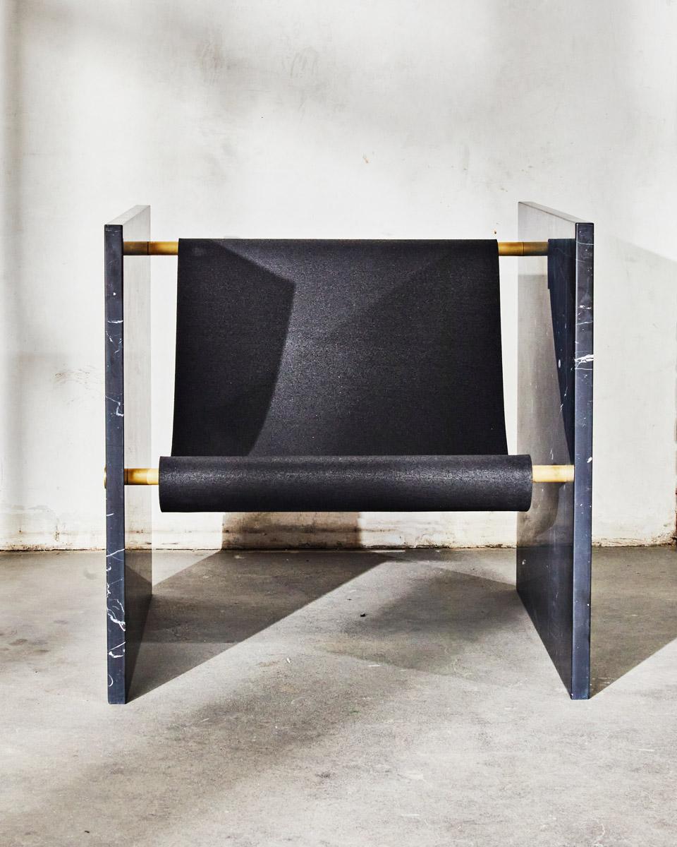 XXIe siècle et contemporain Chaise en marbre noir, laiton et caoutchouc recyclé par Slash Objects en vente