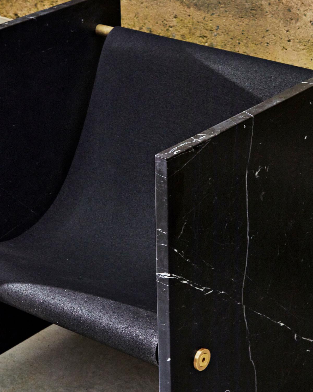 Laiton Chaise en marbre noir, laiton et caoutchouc recyclé par Slash Objects en vente