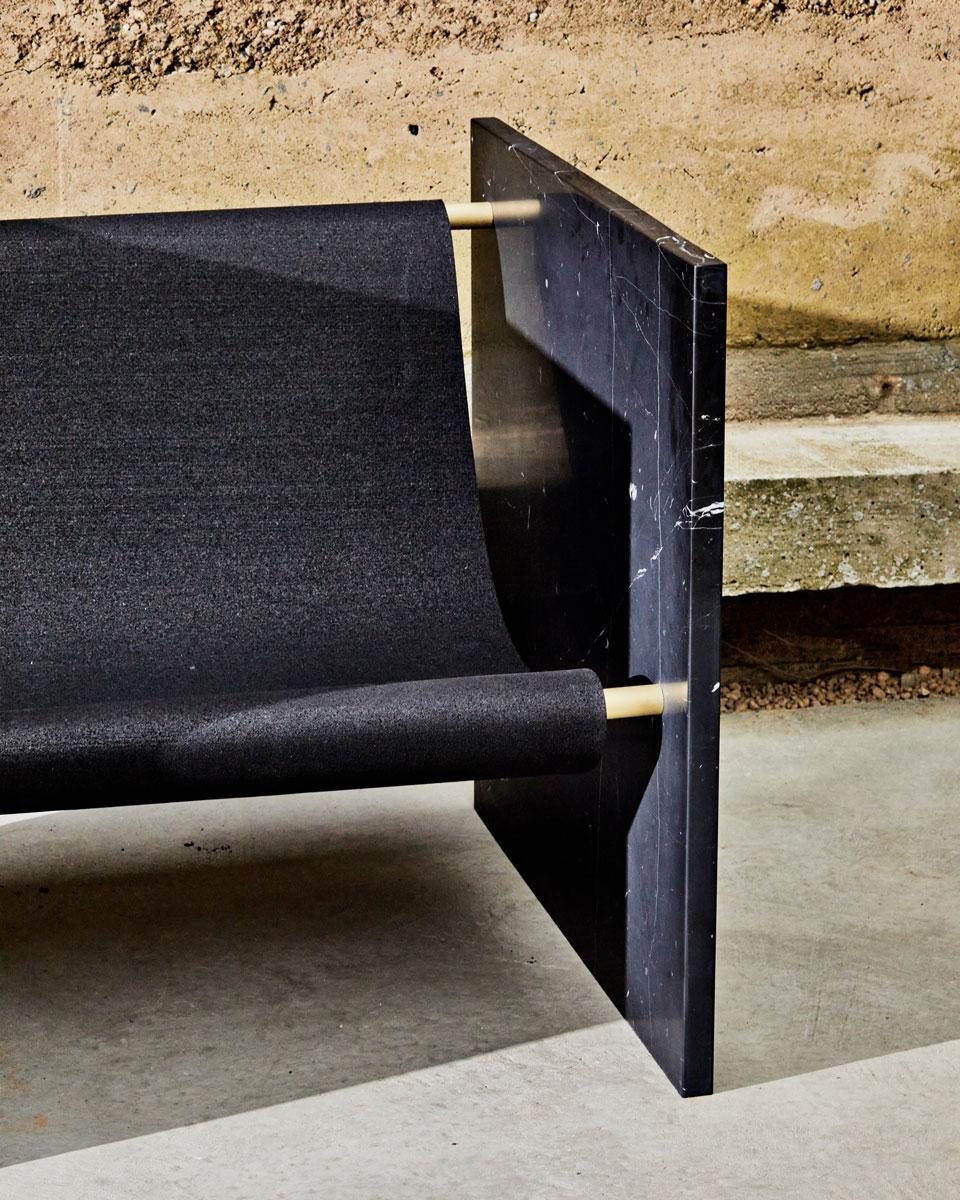 Chaise en marbre noir, laiton et caoutchouc recyclé par Slash Objects en vente 1