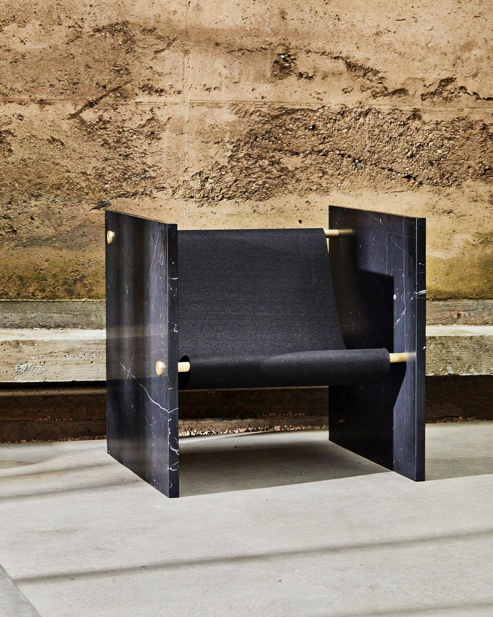 Chaise en marbre noir, laiton et caoutchouc recyclé par Slash Objects en vente 2
