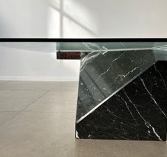 Black marble coffee table designed by Artedi, 1980’s Italy