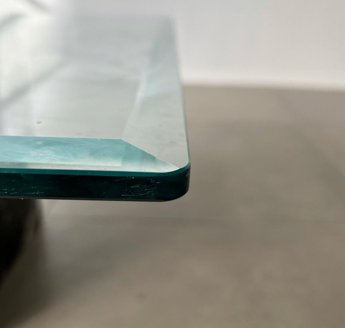 Couchtisch aus schwarzem Marmor, entworfen von Artedi, 1980er Jahre Italien (Glas) im Angebot