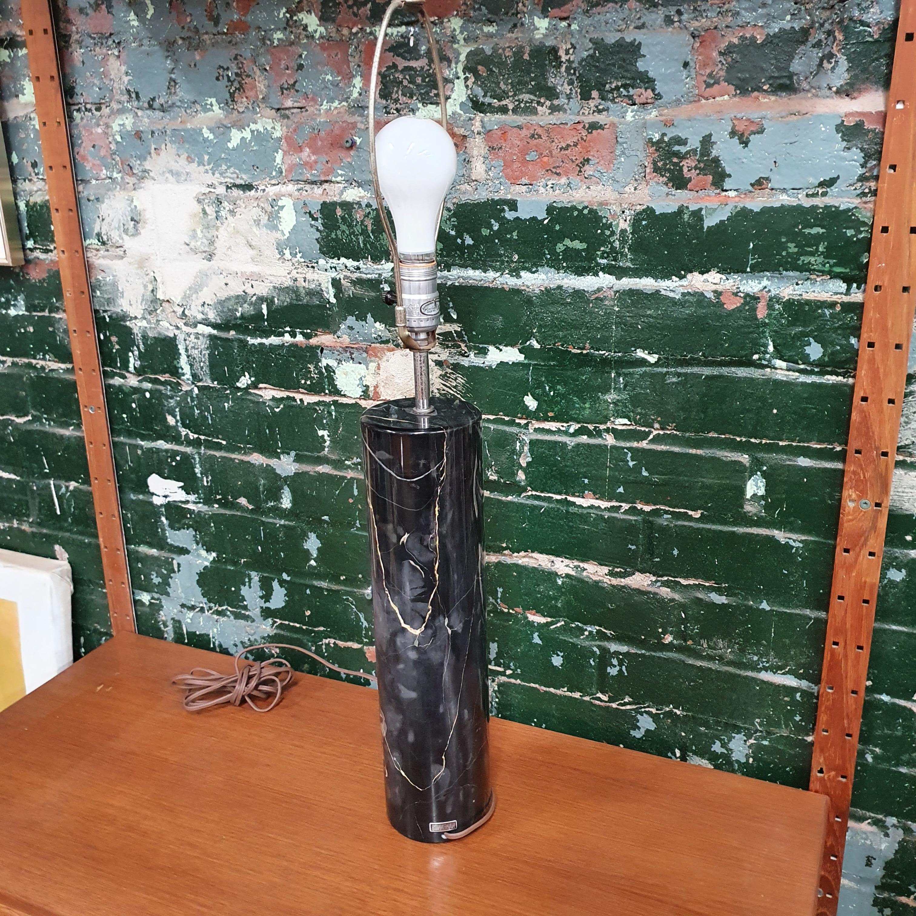 Mid-Century moderno Lampada da tavolo a colonna in marmo nero di Robert Sonneman in vendita