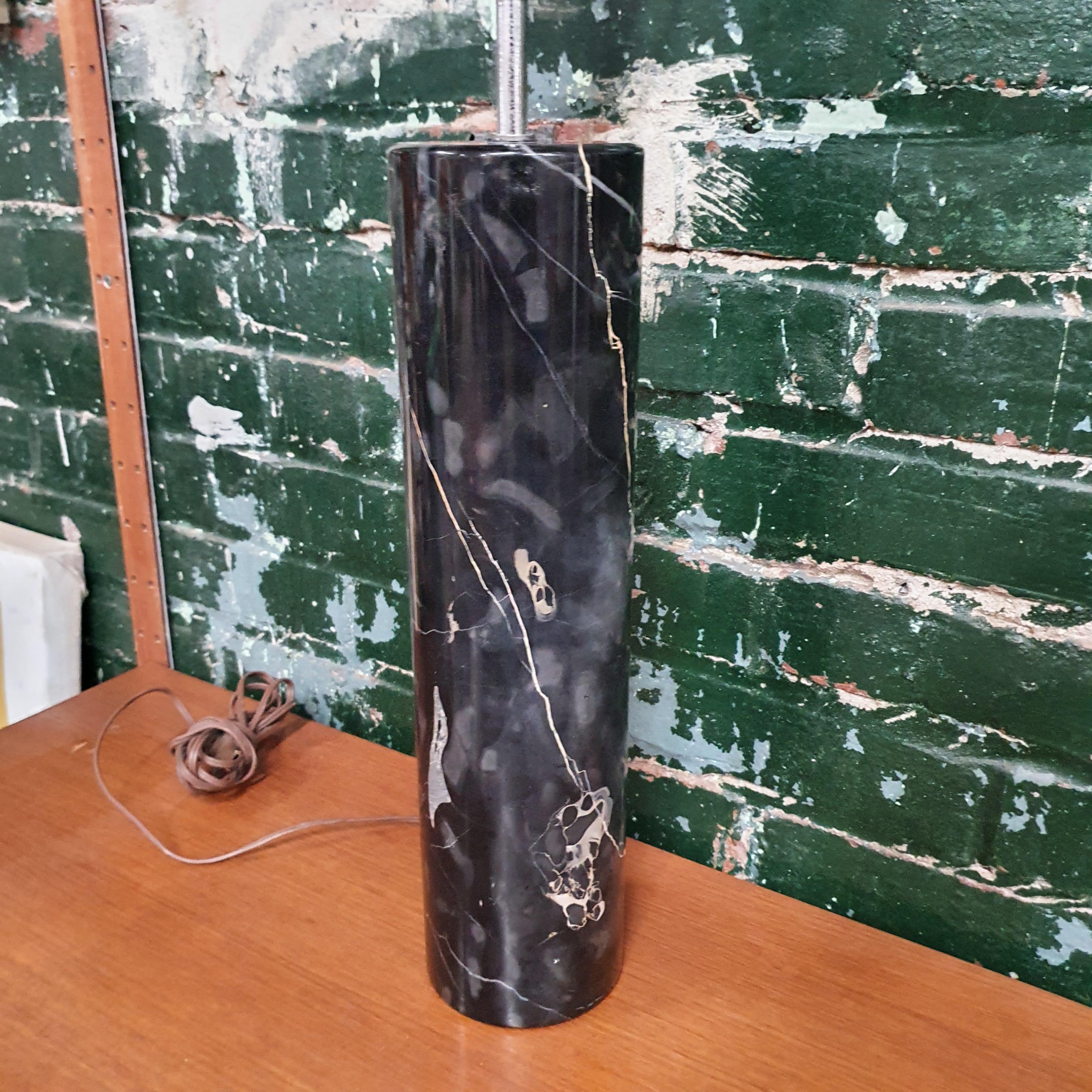 Black Marble Column Table Lamp by Robert Sonneman In Good Condition For Sale In Philadelphia, PA