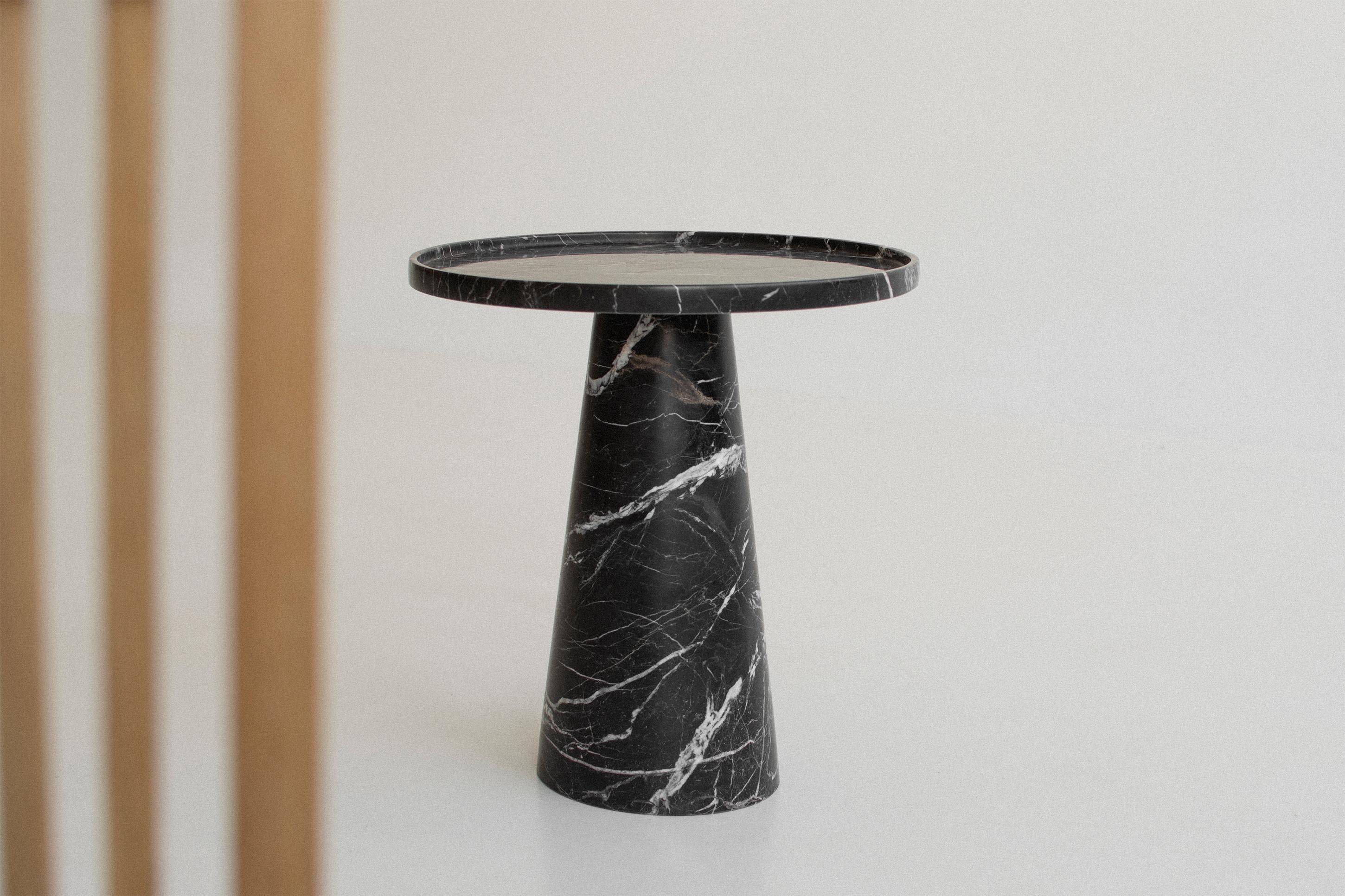 Marbre Table d'appoint conique en marbre noir en vente