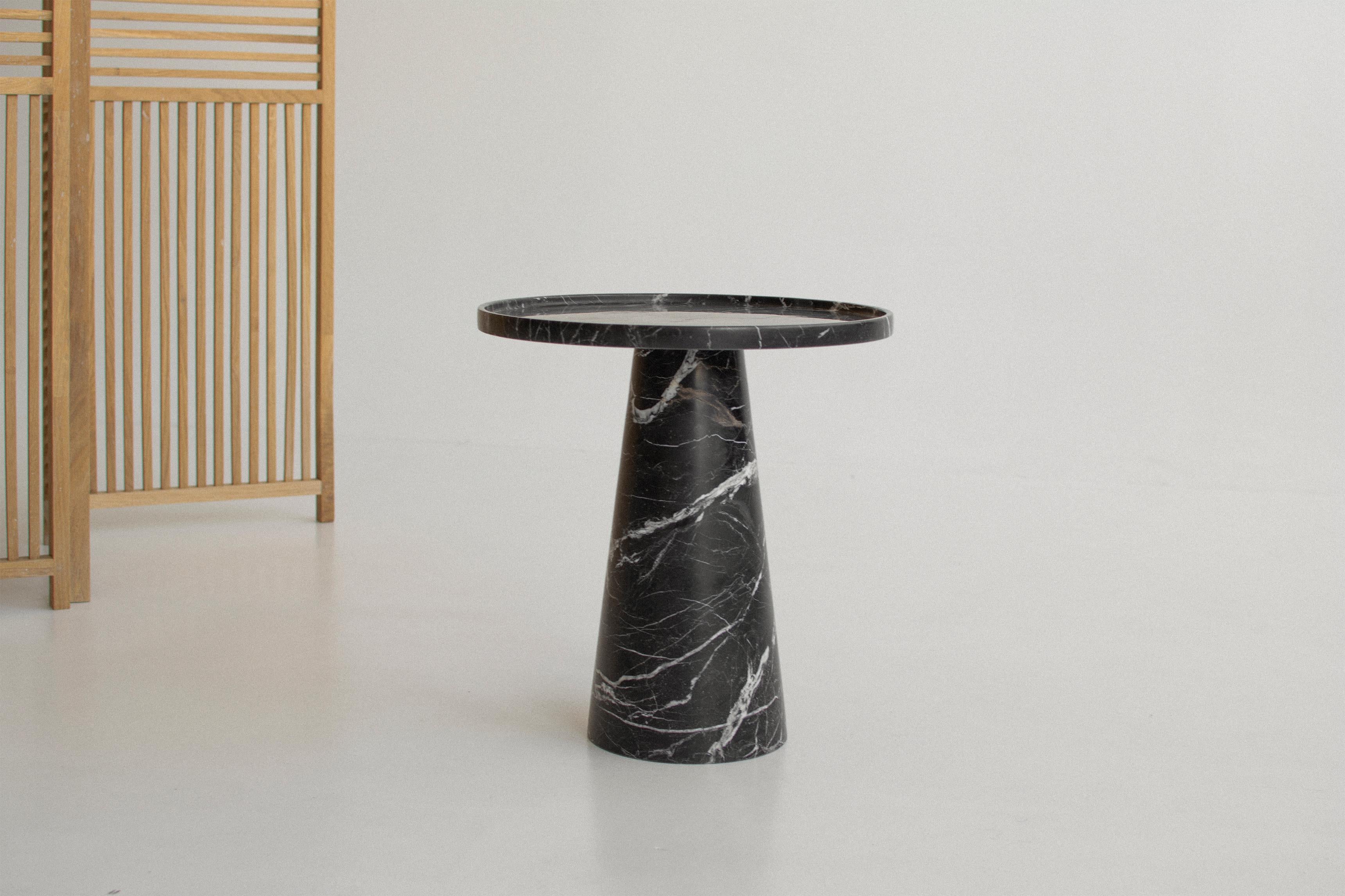 Table d'appoint conique en marbre noir en vente 1