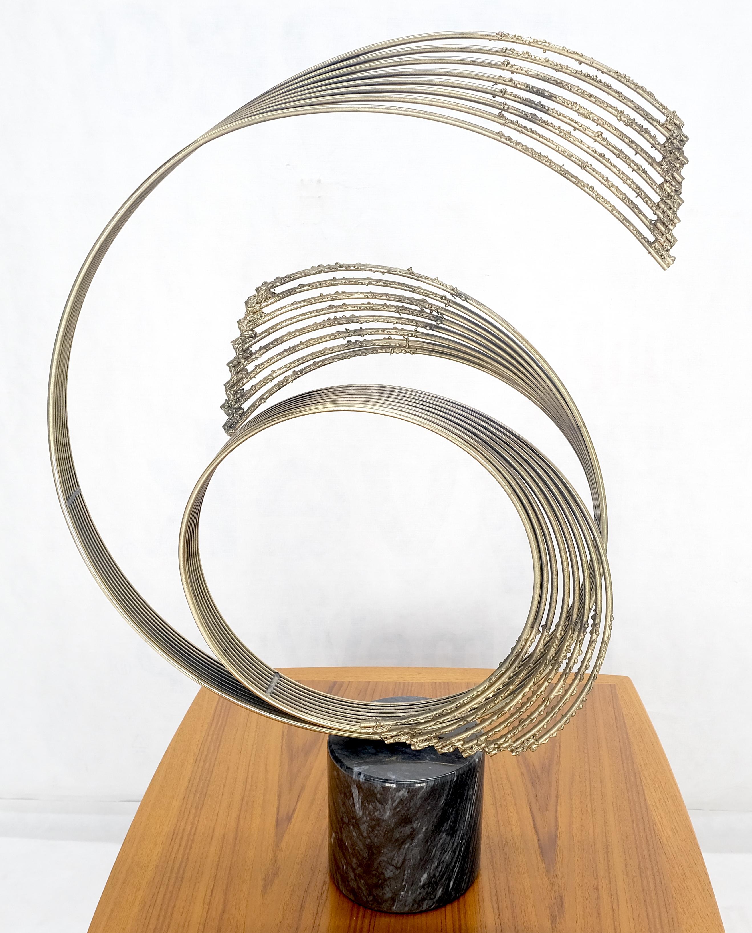 Base cylindrique en marbre noir Mouvement circulaire abstrait Sculpture en fil de fer Curtis Jere !