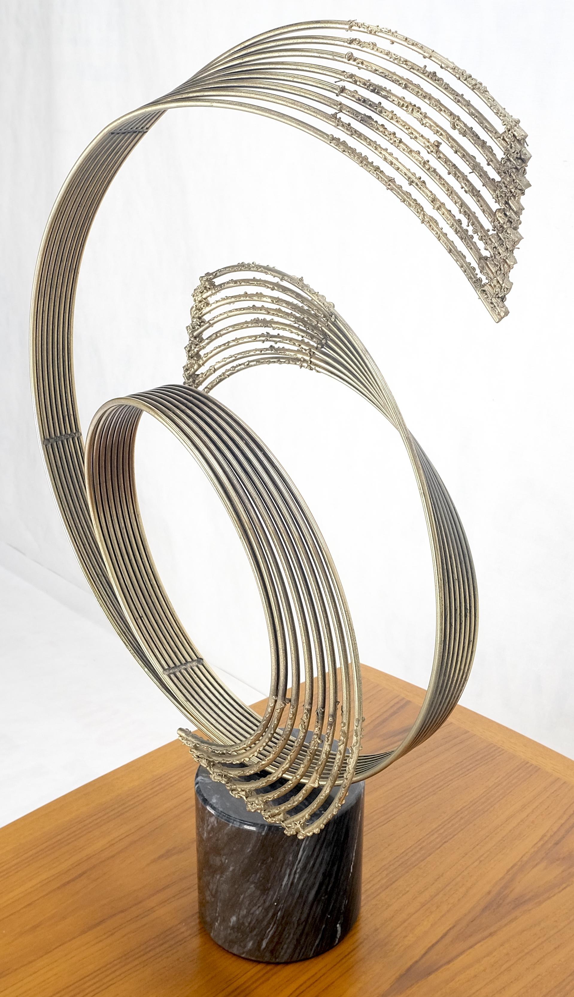 Américain Base cylindrique en marbre noir Mouvement circulaire abstrait Sculpture en fil de fer Curtis Jere en vente