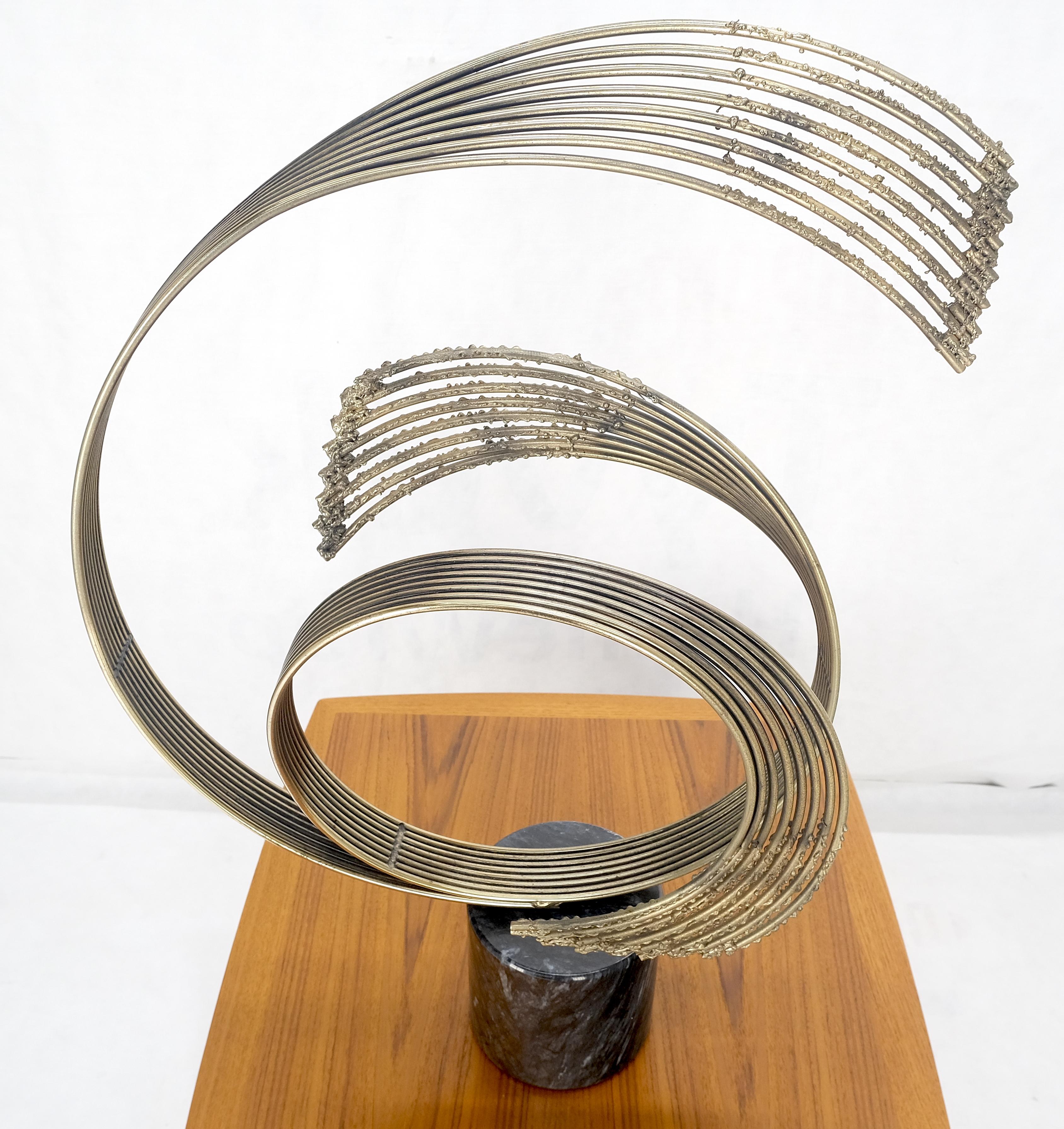 Plaqué Base cylindrique en marbre noir Mouvement circulaire abstrait Sculpture en fil de fer Curtis Jere en vente