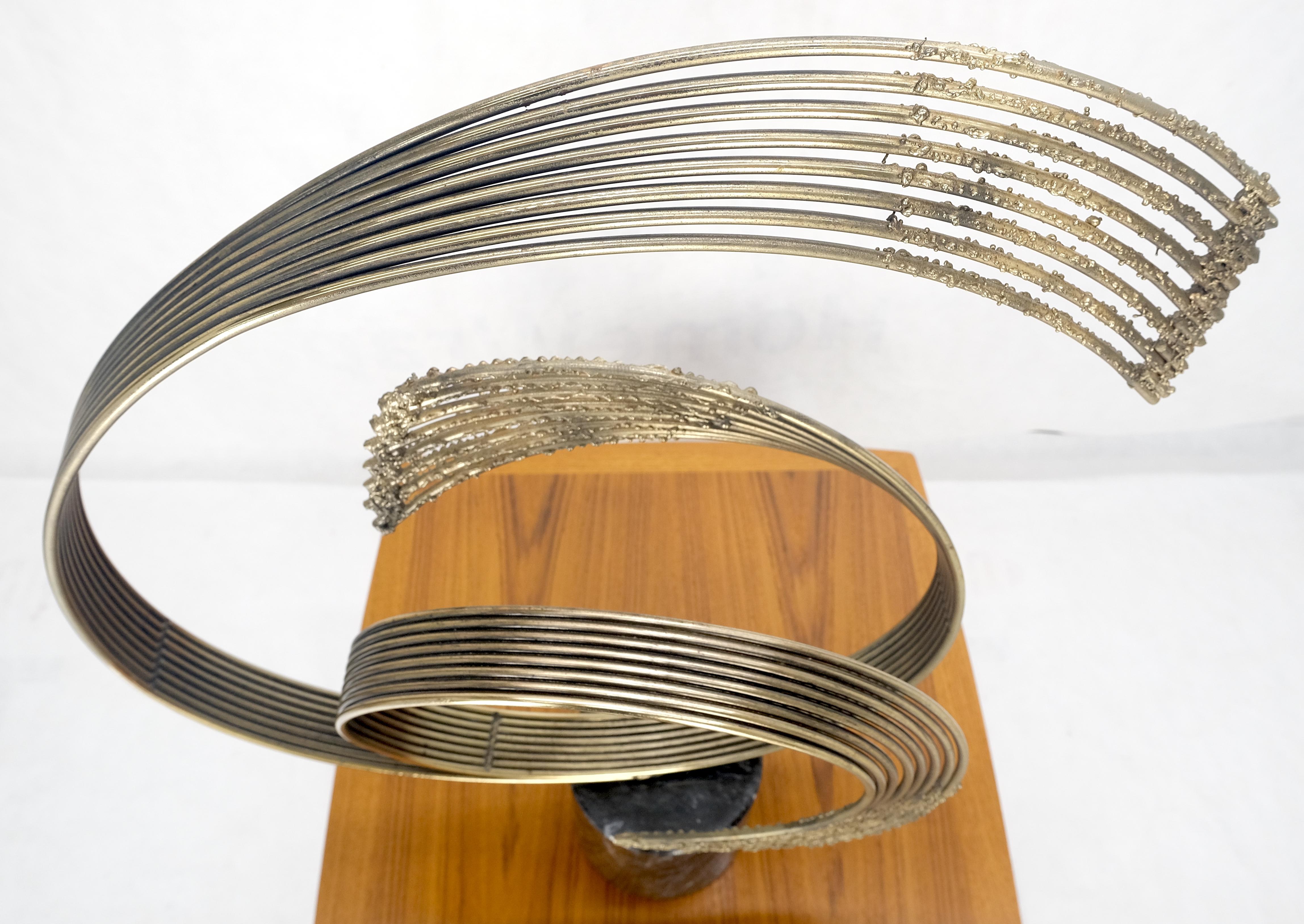 Fil de fer Base cylindrique en marbre noir Mouvement circulaire abstrait Sculpture en fil de fer Curtis Jere en vente