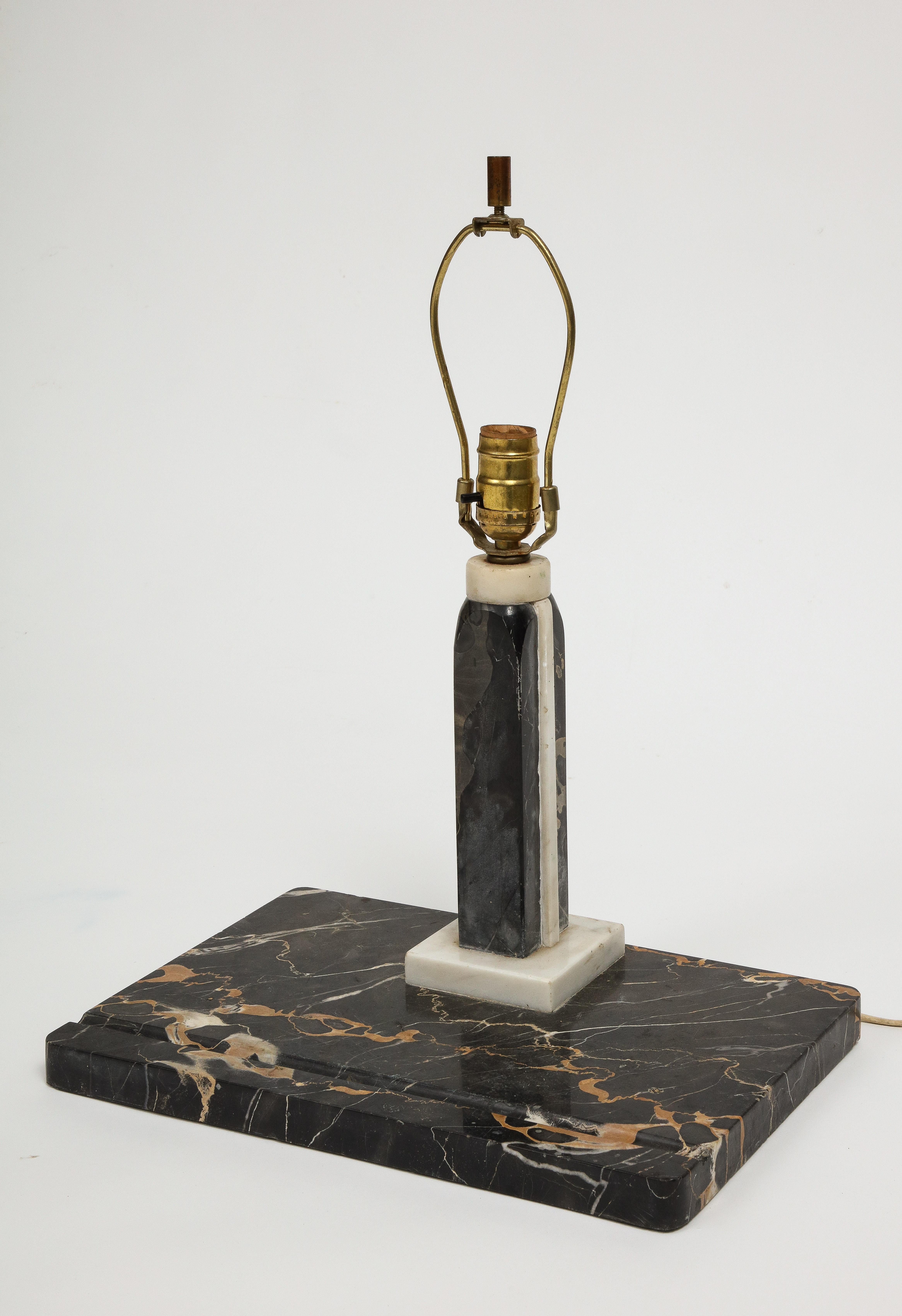 Lampe de bureau en marbre noir avec abat-jour en corde noire en vente 5
