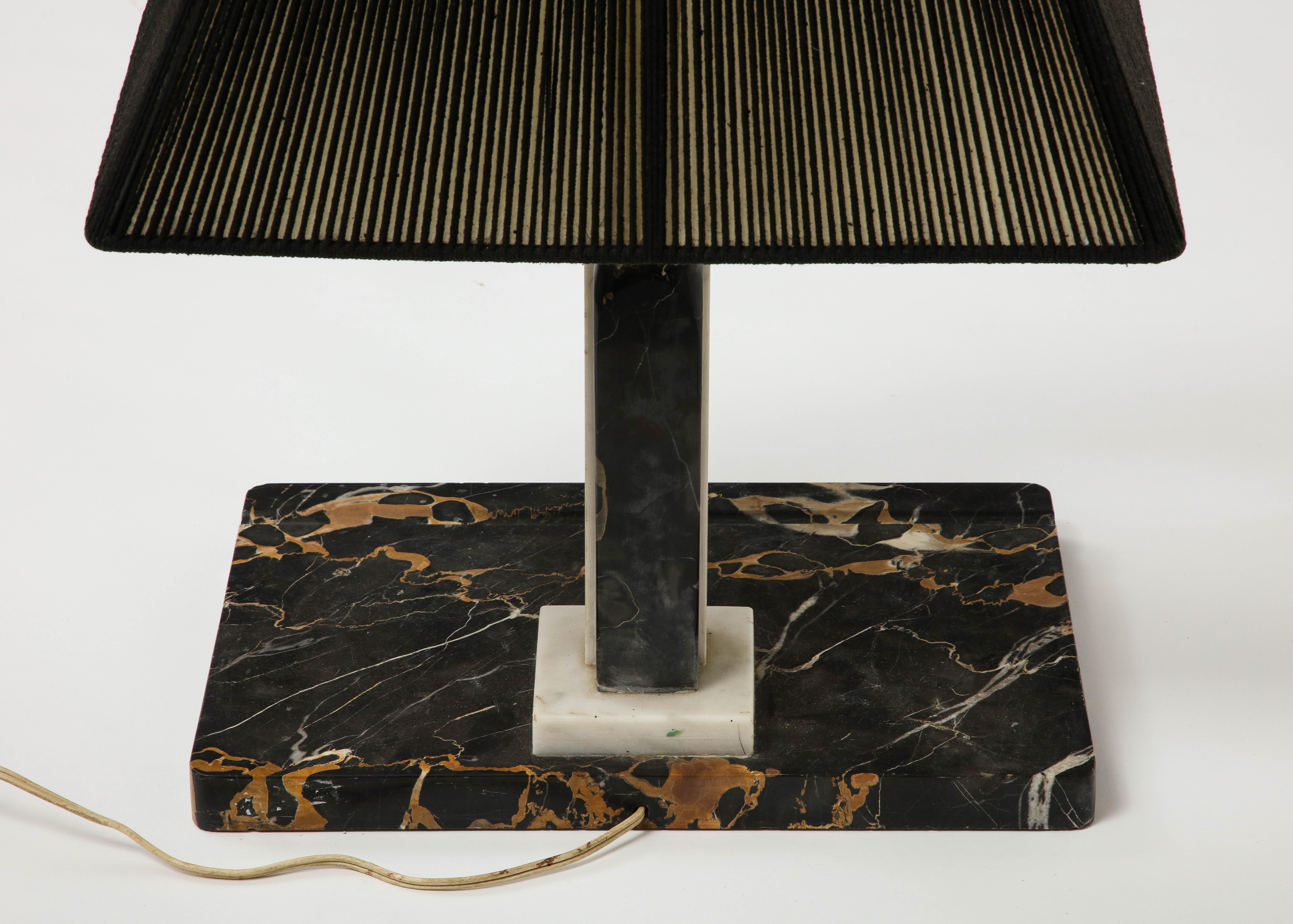 Marbre Lampe de bureau en marbre noir avec abat-jour en corde noire en vente