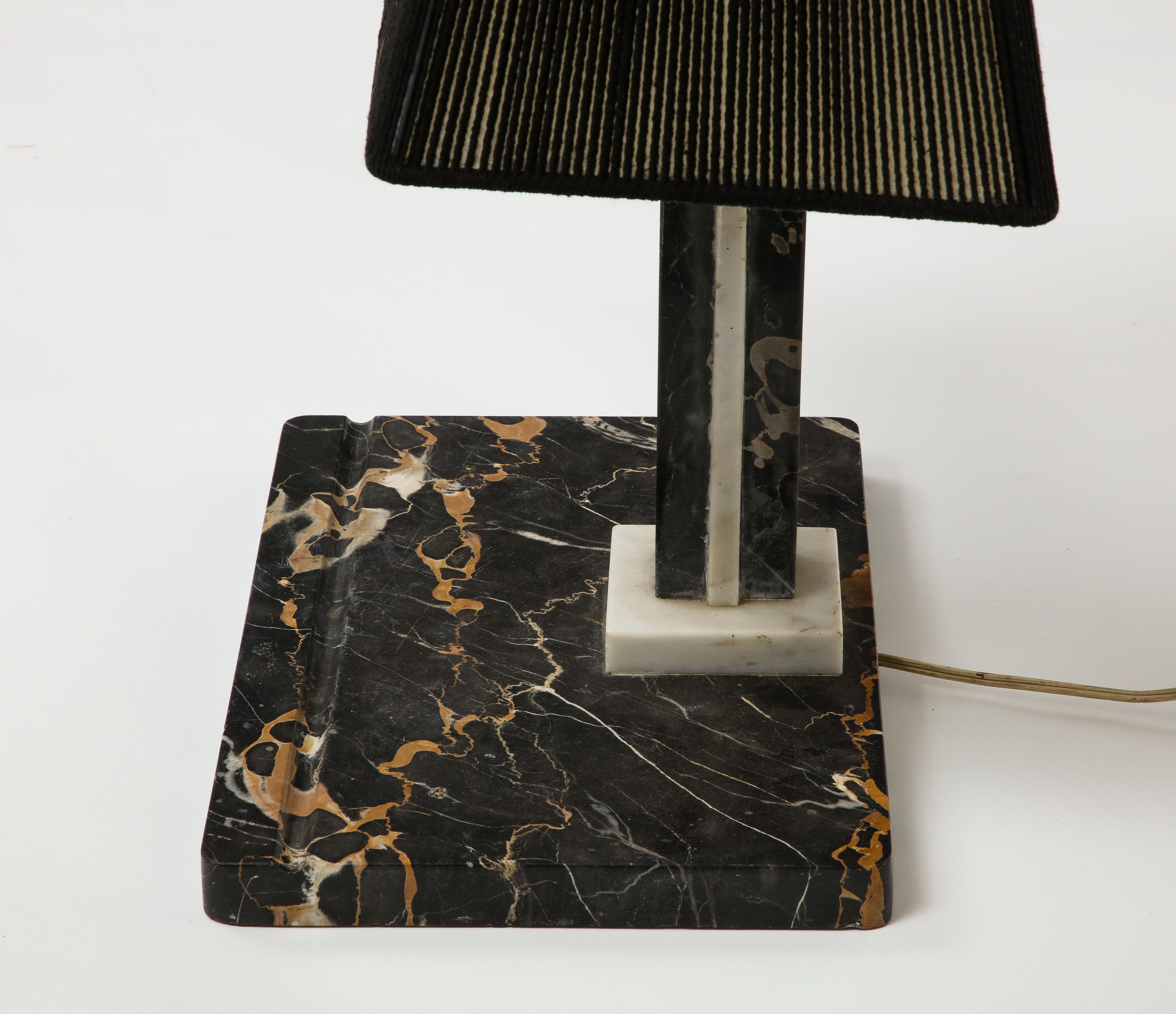 Lampe de bureau en marbre noir avec abat-jour en corde noire en vente 1