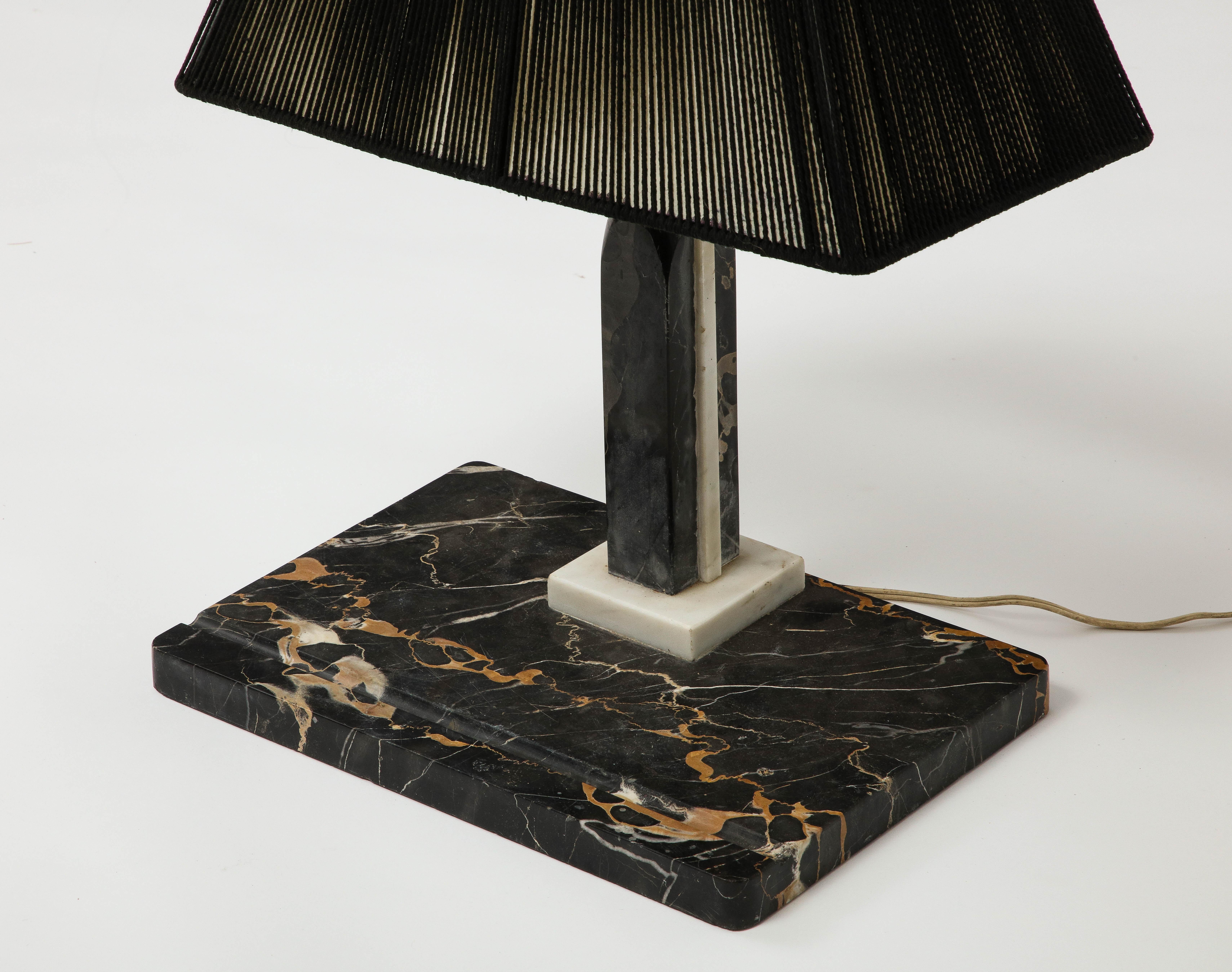 Lampe de bureau en marbre noir avec abat-jour en corde noire en vente 2