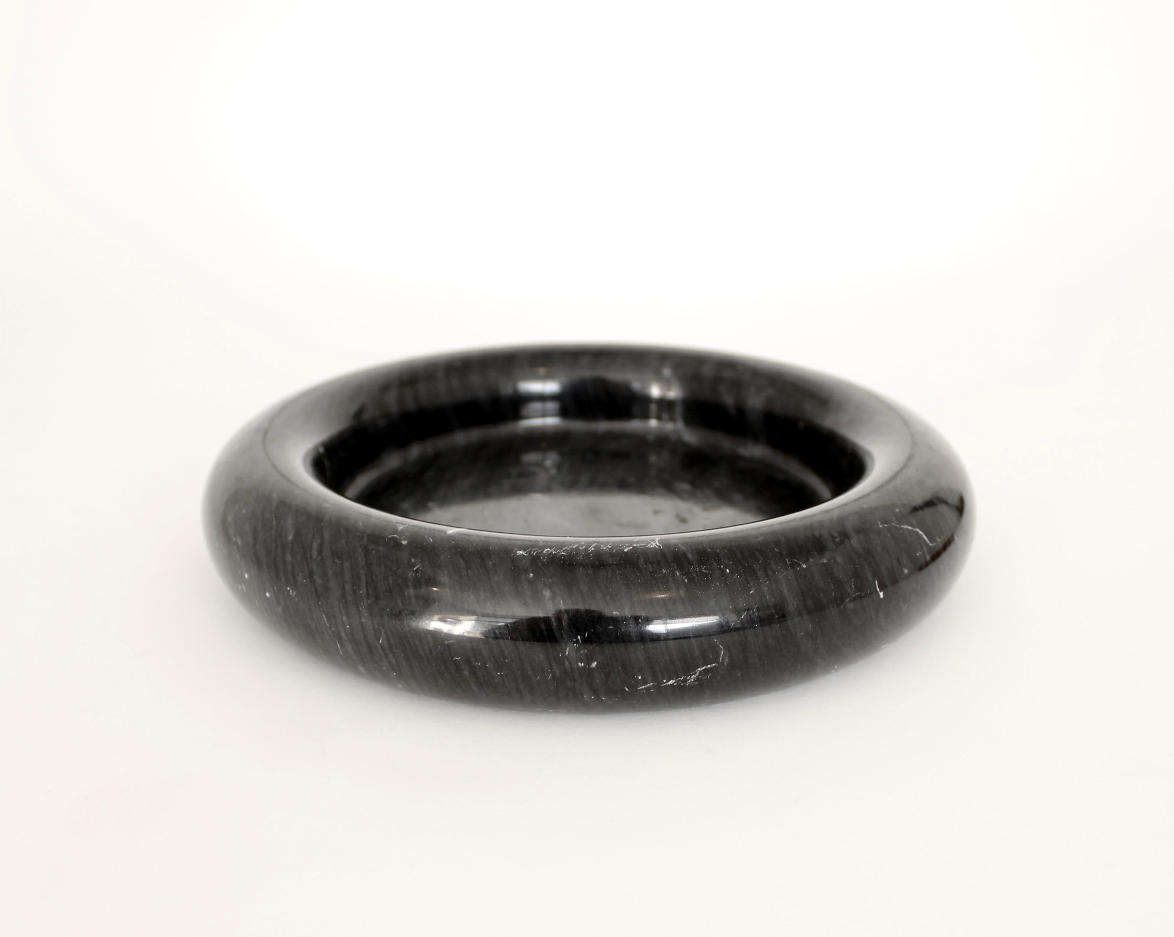 Black marble dish or vide poche designer by Egidio Di Rosa and Pier Alessandro Giusti for Up&Up International, Italy, circa 1960-1970.
The dish in polished black marble has a rolled edge.
One minor scratch in the flat part of the dish.