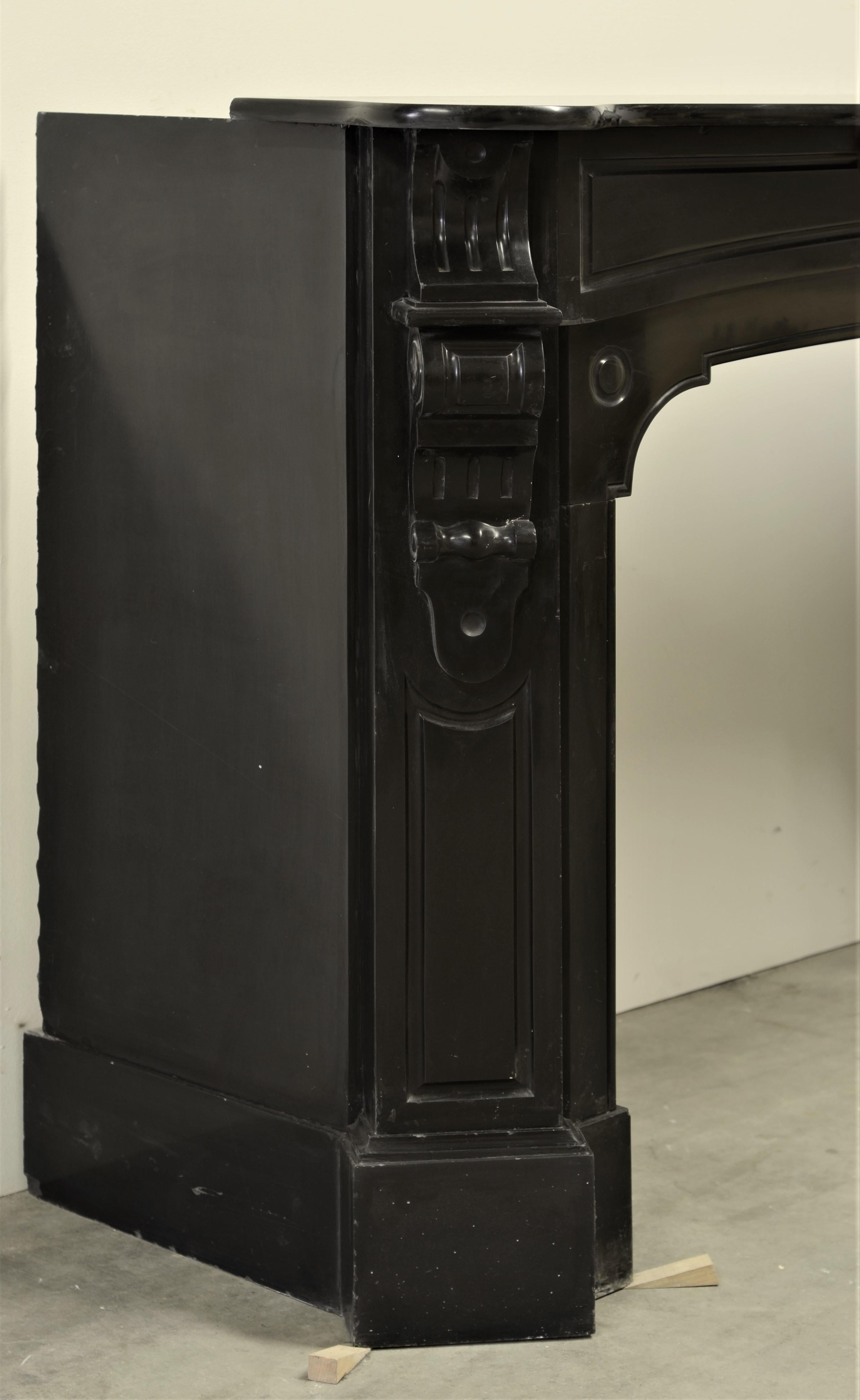 Black Marble Fireplace Mantel In Good Condition In Haarlem, Noord-Holland