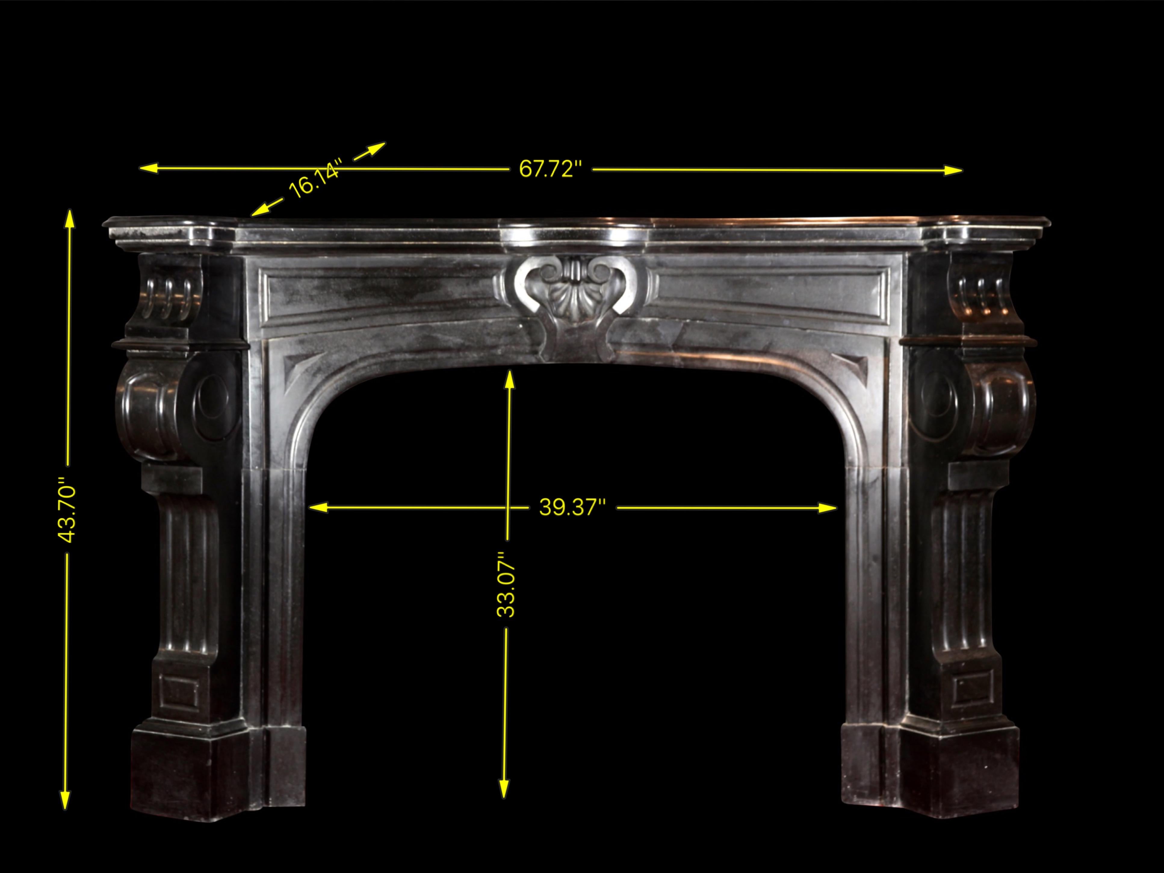 Louis XV Cheminée en marbre noir de Belgique du 19e siècle en vente