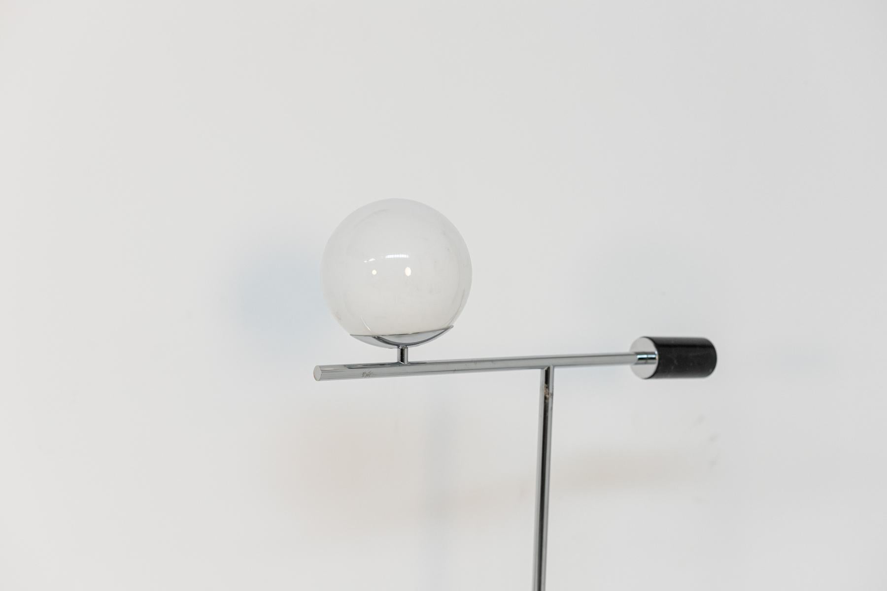 Lampadaire contemporain de fabrication italienne 2019 par Ltwid Luxury House.
La lampe, par ses formes sculpturales, crée un jeu géométrique à l'objet. Réalisée avec un corps central en marbre noir et une base en acier, la particularité de la lampe