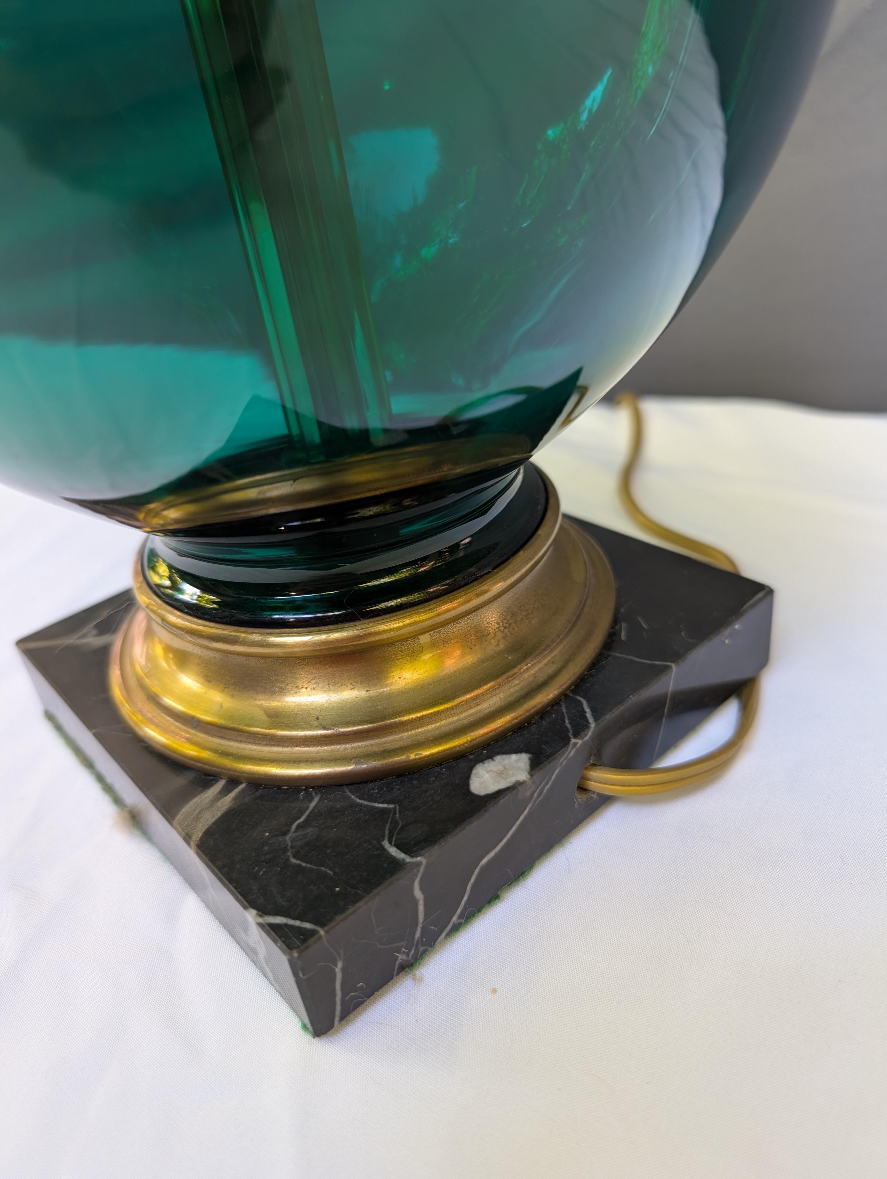 Lámpara de Sobremesa de Cristal Verde Forrest de Mármol Negro en Bueno estado para la venta en Cincinnati, OH