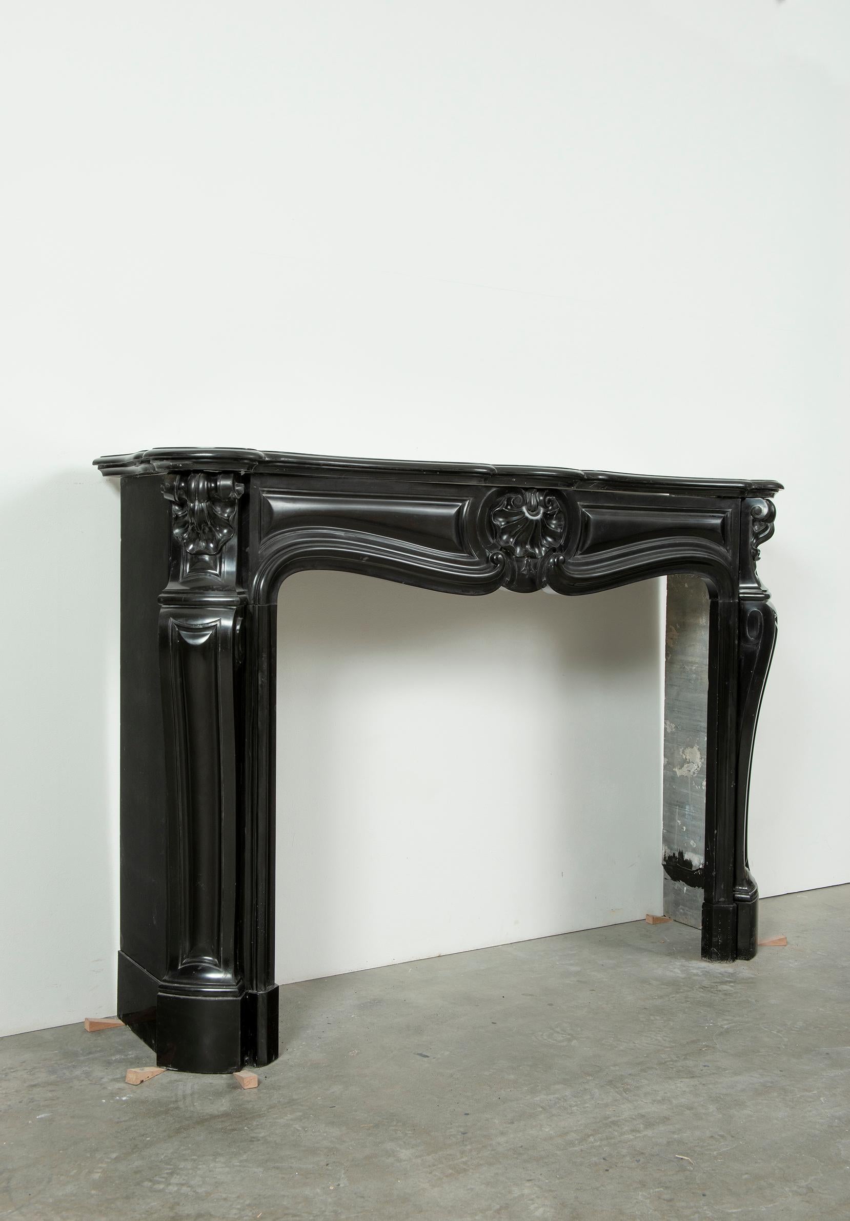 Black Marble Louis XV Fireplace Mantel, 19th Century In Good Condition For Sale In Haarlem, Noord-Holland
