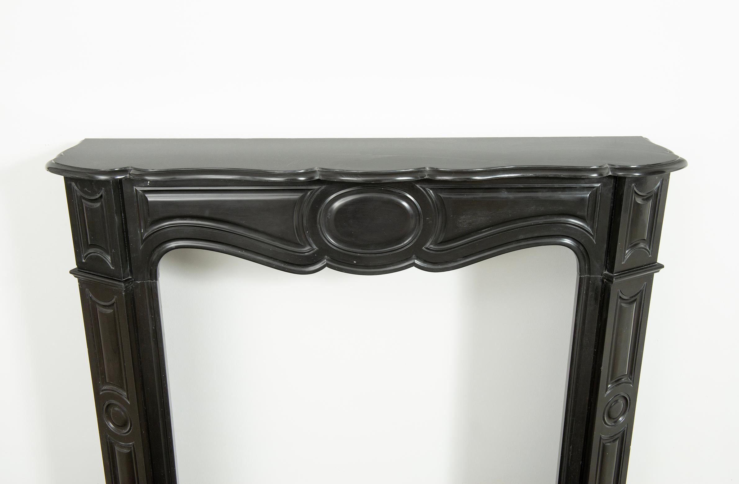 Kaminsims aus schwarzem Marmor im Louis-XV-Stil im Angebot 5