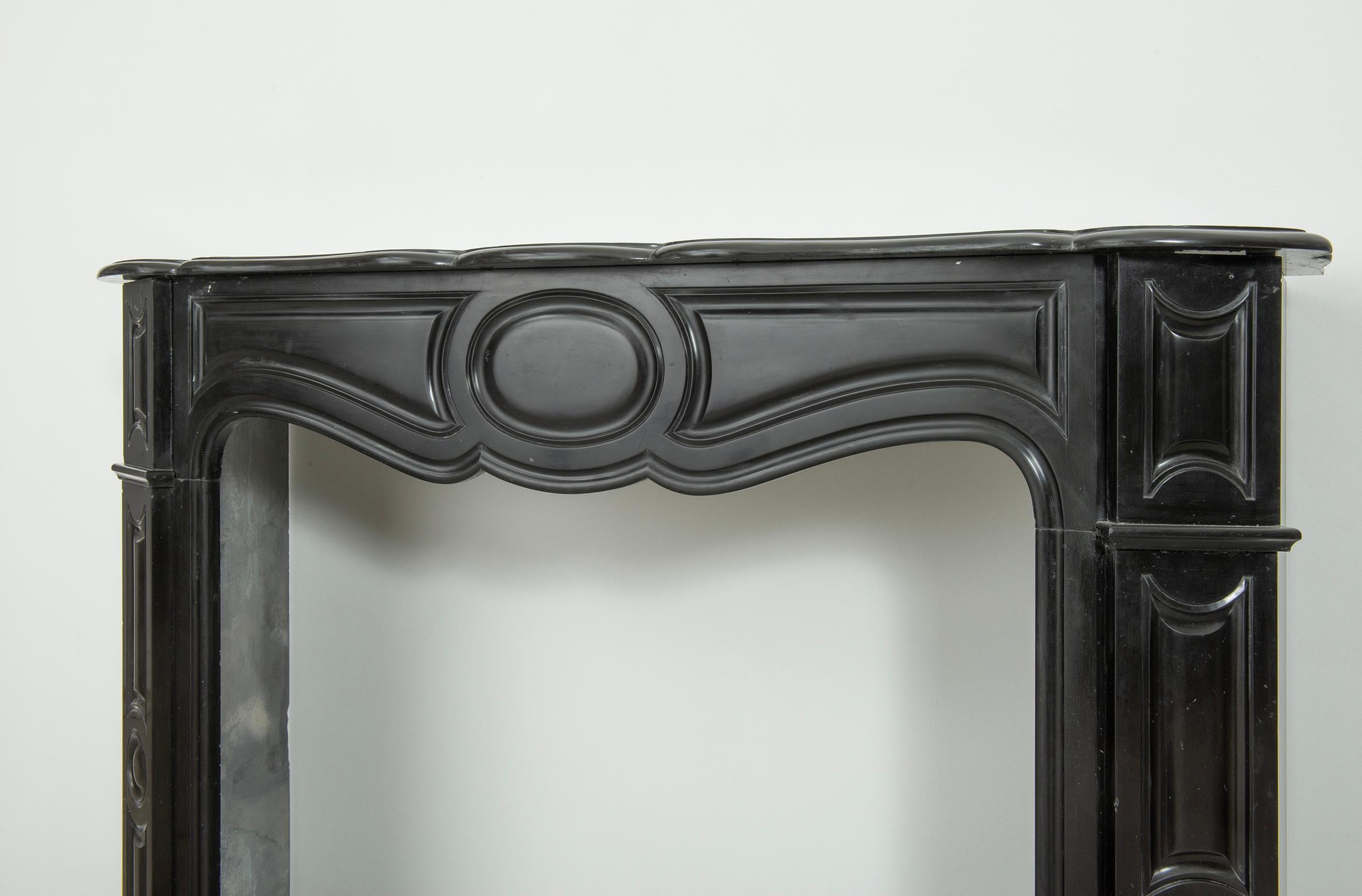 Black Marble Louis XV Fireplace Mantel In Good Condition For Sale In Haarlem, Noord-Holland