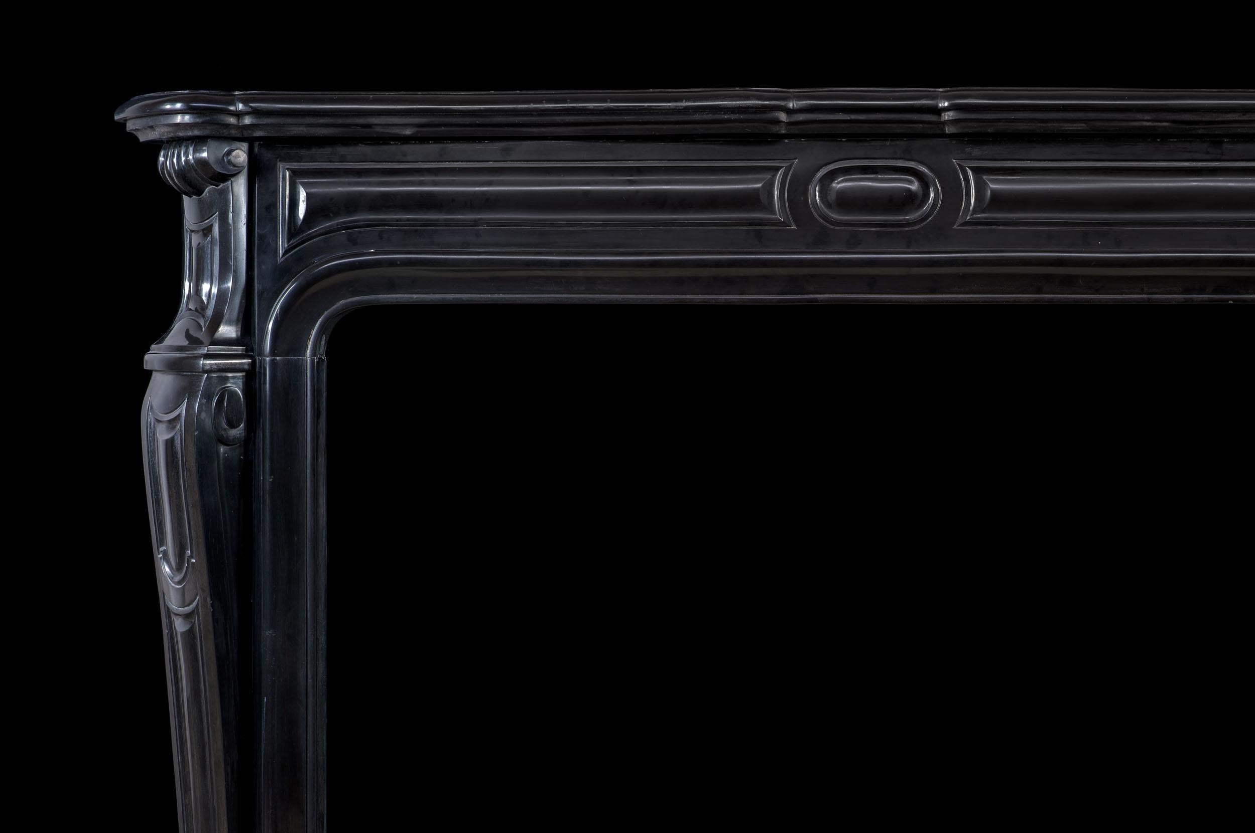 Kaminsims aus schwarzem Marmor im Louis-XV-Stil  (Französisch) im Angebot