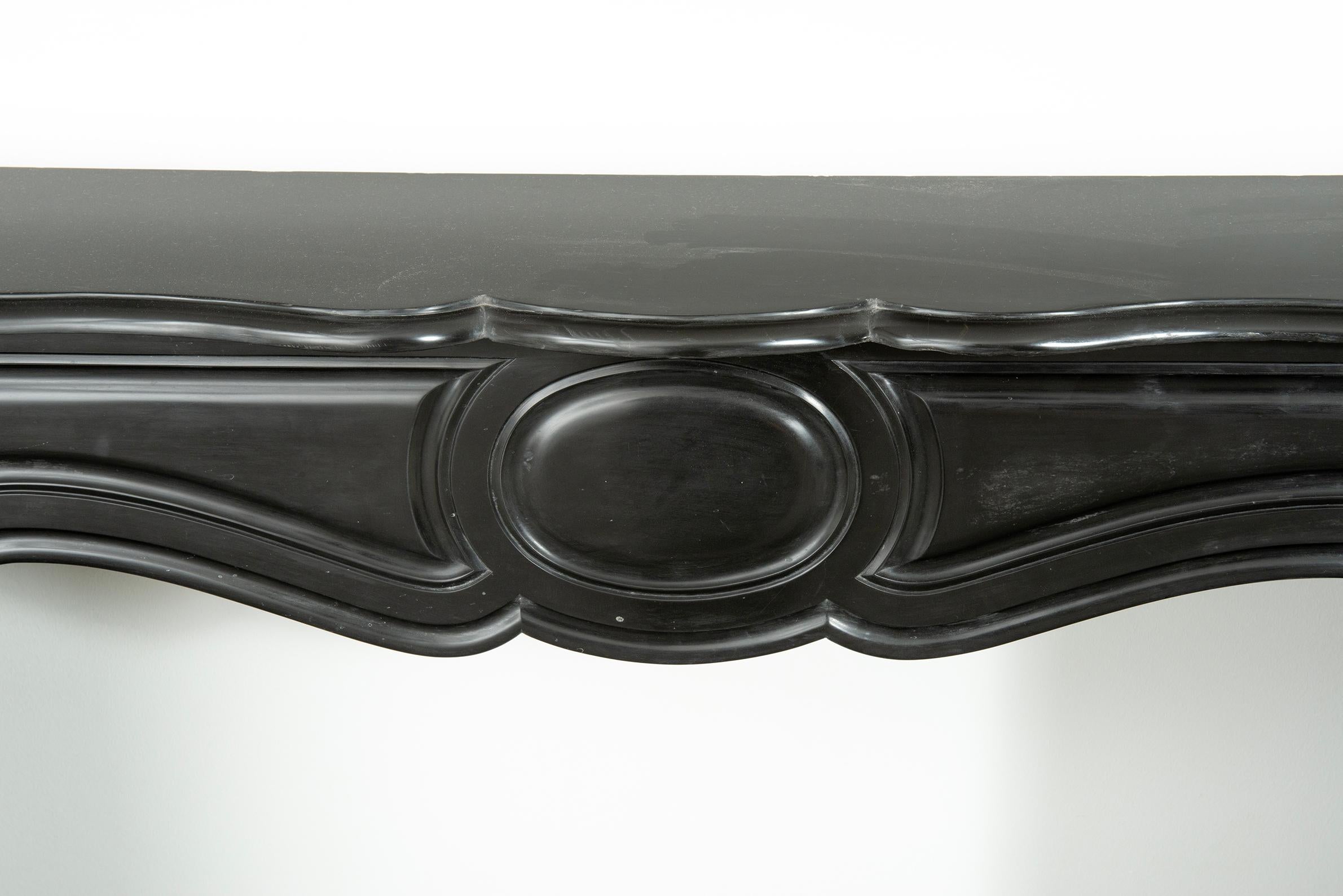 Kaminsims aus schwarzem Marmor im Louis-XV-Stil im Angebot 2