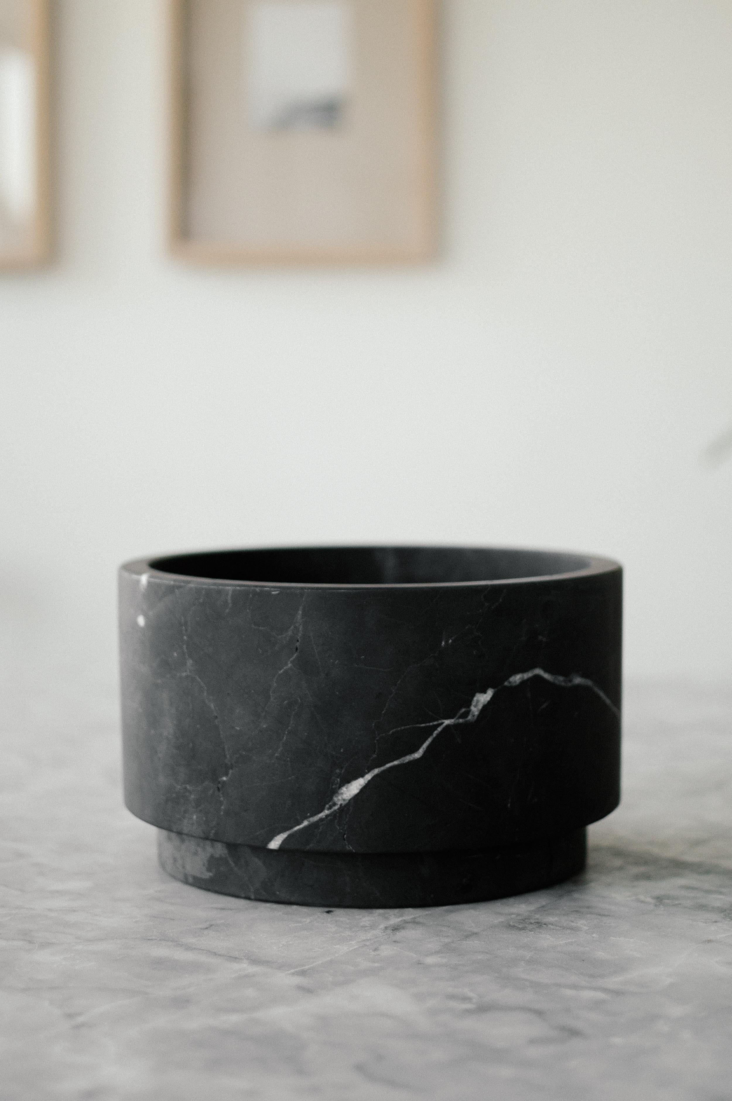 Moderne Cylindre à piédestal bas en marbre noir en vente