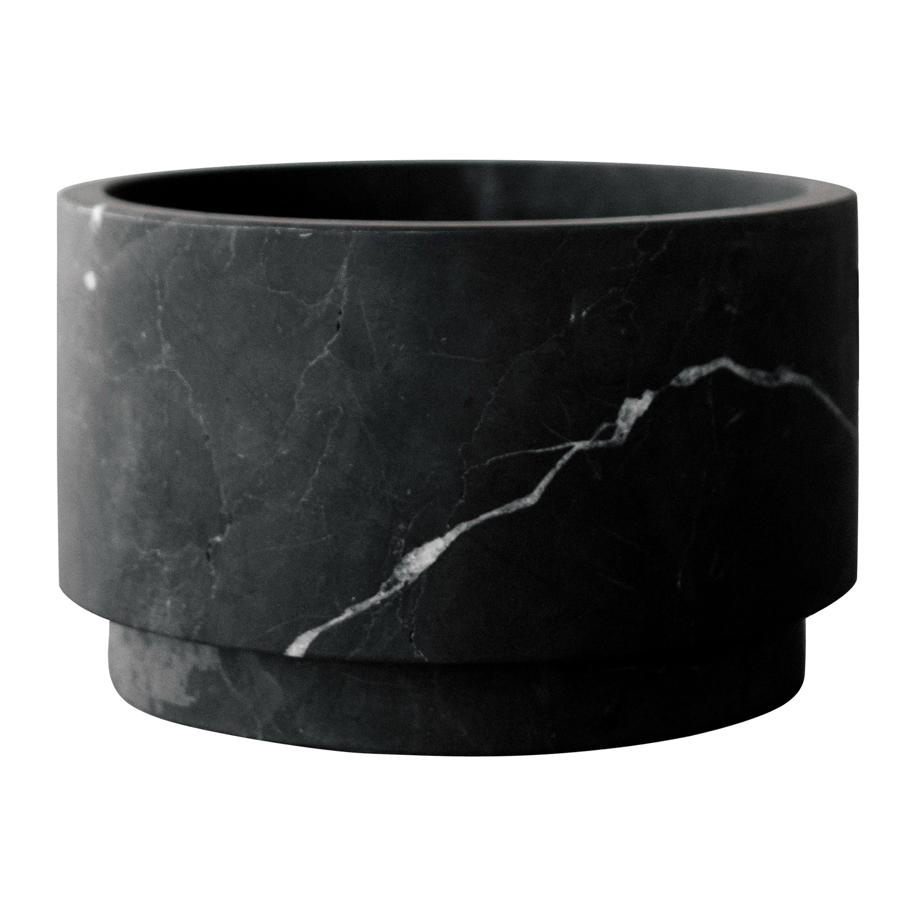Cylindre à piédestal bas en marbre noir