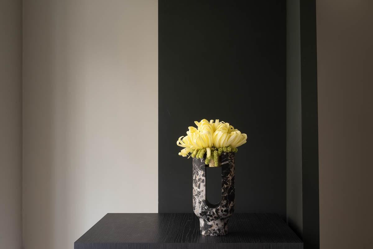 Lyra-Kerzenhalter aus schwarzem Marmor von Dan Yeffet (Moderne) im Angebot