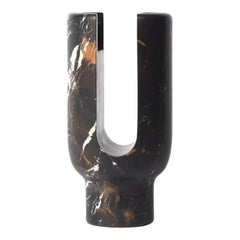 Portacandela Lyra in marmo nero di Dan Yeffet