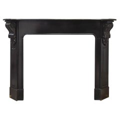 Cornice per camino a modiglioni in marmo nero del 19° secolo